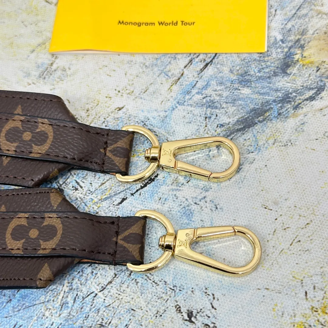 💰96 💎Top original super versatile MONOGRAM shoulder strap J02330 is made of Monogram canvas fabric and lined with stunning Rose Poudre Nappa leather. This shoulder strap is the best choice for creating a personal Louis Vuitton bag. Novel and versatile: super practical spring buckle design, easy to connect and remove. 90.0 x 4.0 x 0.2 cm (Length x Height x Width) - Monogram coated canvas - Nappa leather lining - Gold-tone hardware - 2 spring buckles - 2 Moroccan leather loops