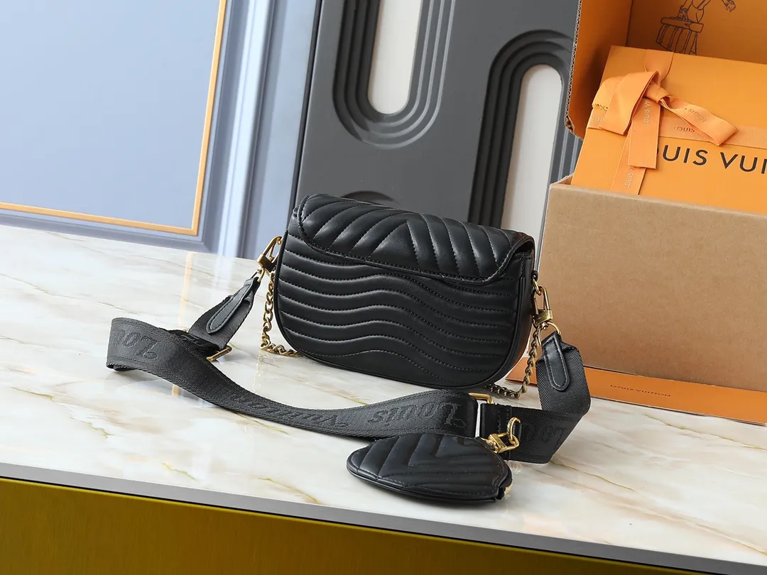 💰220💰Upgraded from the original M53936 M56461 M56466 M56471 M56468 Multi Pochette New The Wave handbag is made of smooth and soft quilted calf leather. It has a dynamic design, adjustable shoulder straps, antique gold metal accessories, bronze gold chain inscriptions and striped jacquard shoulder straps. It can be worn cross-body to provide a variety of carrying methods. The coin-shaped round bag on the shoulder strap can hold keys, change, etc. Size:19/14/5cm