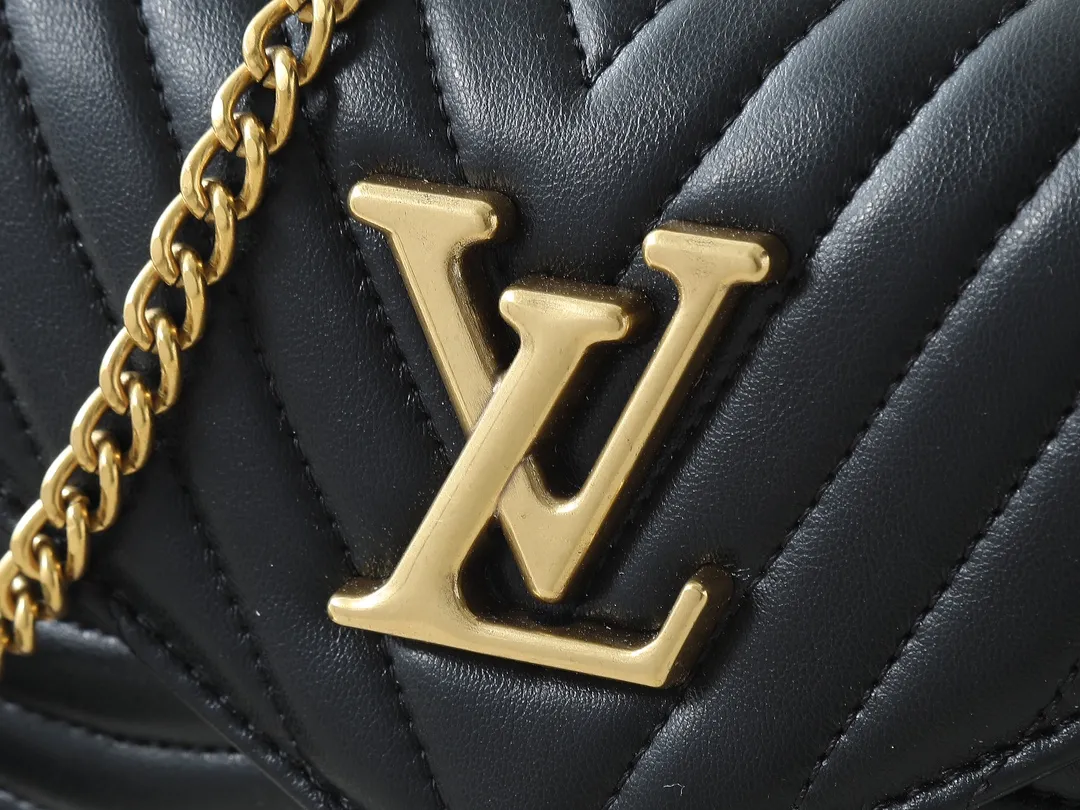 💰220💰Upgraded from the original M53936 M56461 M56466 M56471 M56468 Multi Pochette New The Wave handbag is made of smooth and soft quilted calf leather. It has a dynamic design, adjustable shoulder straps, antique gold metal accessories, bronze gold chain inscriptions and striped jacquard shoulder straps. It can be worn cross-body to provide a variety of carrying methods. The coin-shaped round bag on the shoulder strap can hold keys, change, etc. Size:19/14/5cm