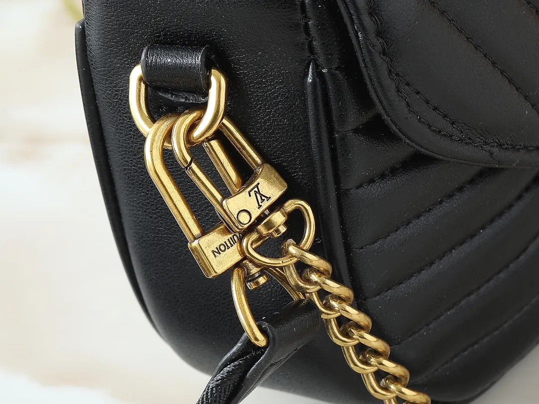 💰220💰Upgraded from the original M53936 M56461 M56466 M56471 M56468 Multi Pochette New The Wave handbag is made of smooth and soft quilted calf leather. It has a dynamic design, adjustable shoulder straps, antique gold metal accessories, bronze gold chain inscriptions and striped jacquard shoulder straps. It can be worn cross-body to provide a variety of carrying methods. The coin-shaped round bag on the shoulder strap can hold keys, change, etc. Size:19/14/5cm