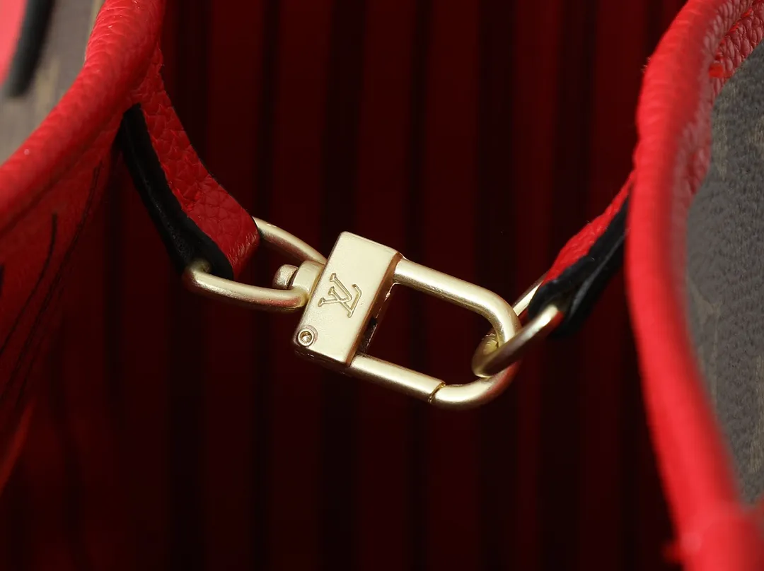 💰260💰Upgraded from the original M12708 M12707 M13753 M12779 M40995 This Neverfull Bandoulière Inside Out medium handbag is made of Monogram canvas, with bright fabric and leather trimming to highlight the eye-catching meaning, achieving a delicate balance between classic and modern. The versatile construction features a novel shoulder strap that transforms into a Hobo bag via the side hooks. Dimensions: 31.0 x 28.0 x 14.0 cm (length x height x width)