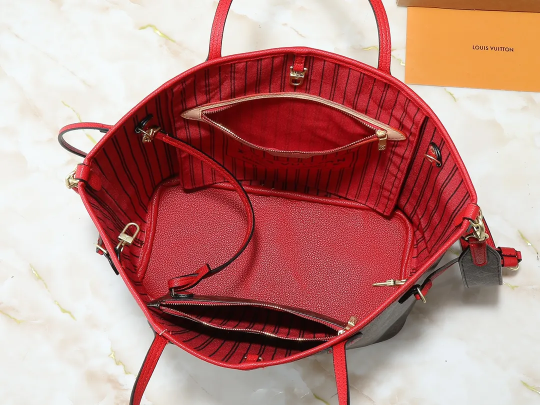 💰260💰Upgraded from the original M12708 M12707 M13753 M12779 M40995 This Neverfull Bandoulière Inside Out medium handbag is made of Monogram canvas, with bright fabric and leather trimming to highlight the eye-catching meaning, achieving a delicate balance between classic and modern. The versatile construction features a novel shoulder strap that transforms into a Hobo bag via the side hooks. Dimensions: 31.0 x 28.0 x 14.0 cm (length x height x width)