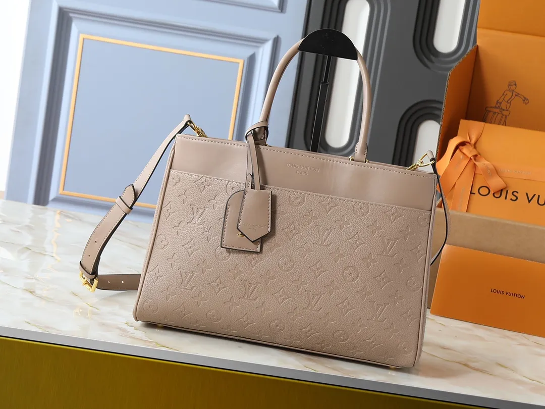 💰280💰Upgraded original M25575 M25577 M15231 Avenue MM (Avenue MM) is a modern alternative to the Grand Palais handbag. Suitable for busy city life, a design that transcends its time. Made of signature single-check leather. Naming choices and base fabric details highlight House’s outstanding craftsmanship. A spacious and practical piece that can accommodate A4-sized documents, a laptop, and various daily necessities. Dimensions: 38.5 x 24 x 15 cm (length x height x width)
