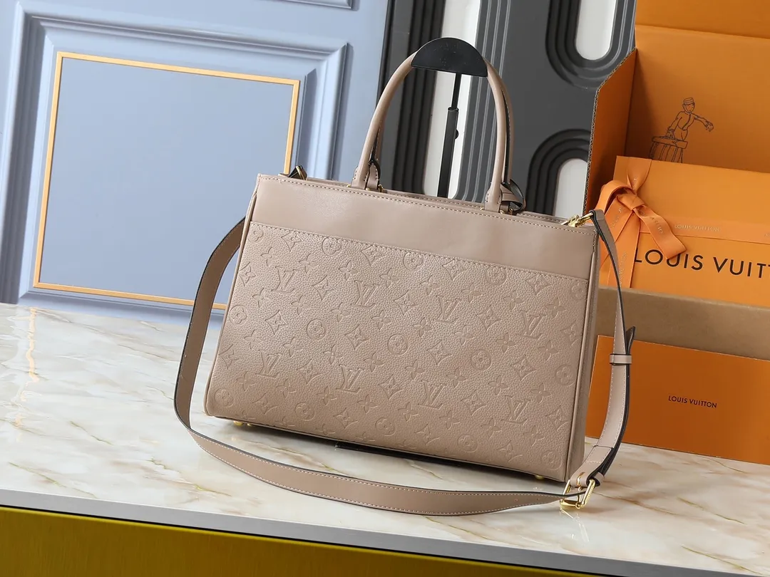 💰280💰Upgraded original M25575 M25577 M15231 Avenue MM (Avenue MM) is a modern alternative to the Grand Palais handbag. Suitable for busy city life, a design that transcends its time. Made of signature single-check leather. Naming choices and base fabric details highlight House’s outstanding craftsmanship. A spacious and practical piece that can accommodate A4-sized documents, a laptop, and various daily necessities. Dimensions: 38.5 x 24 x 15 cm (length x height x width)