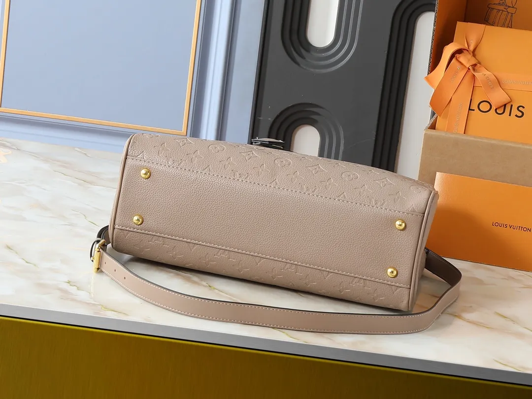 💰280💰Upgraded original M25575 M25577 M15231 Avenue MM (Avenue MM) is a modern alternative to the Grand Palais handbag. Suitable for busy city life, a design that transcends its time. Made of signature single-check leather. Naming choices and base fabric details highlight House’s outstanding craftsmanship. A spacious and practical piece that can accommodate A4-sized documents, a laptop, and various daily necessities. Dimensions: 38.5 x 24 x 15 cm (length x height x width)