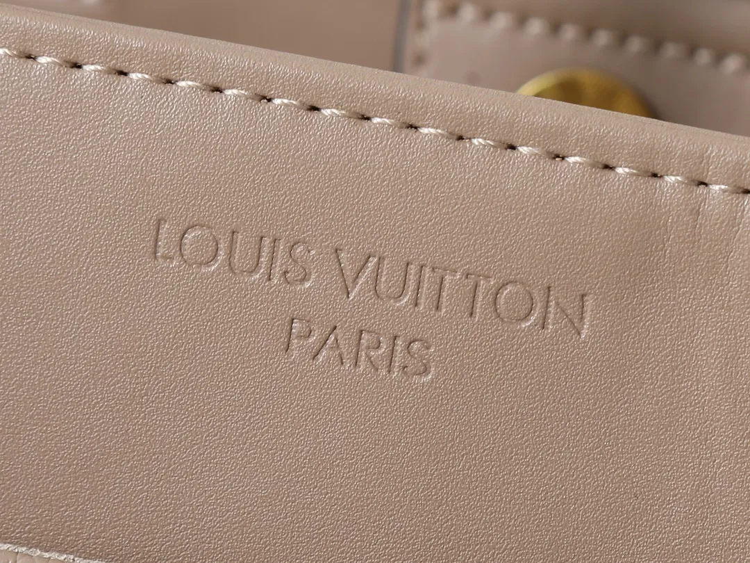 💰280💰Upgraded original M25575 M25577 M15231 Avenue MM (Avenue MM) is a modern alternative to the Grand Palais handbag. Suitable for busy city life, a design that transcends its time. Made of signature single-check leather. Naming choices and base fabric details highlight House’s outstanding craftsmanship. A spacious and practical piece that can accommodate A4-sized documents, a laptop, and various daily necessities. Dimensions: 38.5 x 24 x 15 cm (length x height x width)