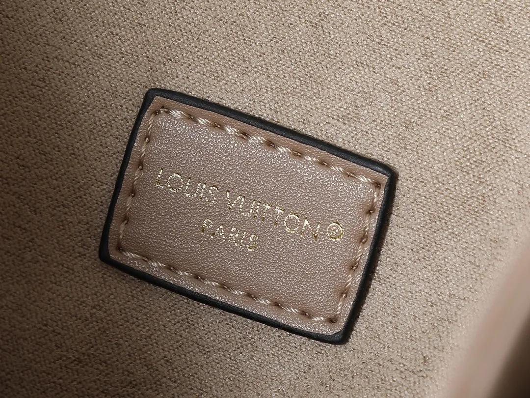 💰280💰Upgraded original M25575 M25577 M15231 Avenue MM (Avenue MM) is a modern alternative to the Grand Palais handbag. Suitable for busy city life, a design that transcends its time. Made of signature single-check leather. Naming choices and base fabric details highlight House’s outstanding craftsmanship. A spacious and practical piece that can accommodate A4-sized documents, a laptop, and various daily necessities. Dimensions: 38.5 x 24 x 15 cm (length x height x width)