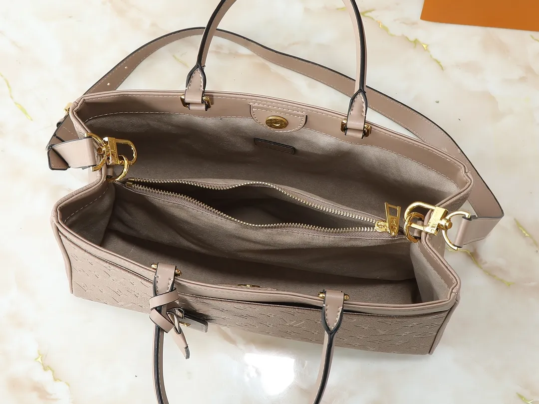 💰280💰Upgraded original M25575 M25577 M15231 Avenue MM (Avenue MM) is a modern alternative to the Grand Palais handbag. Suitable for busy city life, a design that transcends its time. Made of signature single-check leather. Naming choices and base fabric details highlight House’s outstanding craftsmanship. A spacious and practical piece that can accommodate A4-sized documents, a laptop, and various daily necessities. Dimensions: 38.5 x 24 x 15 cm (length x height x width)