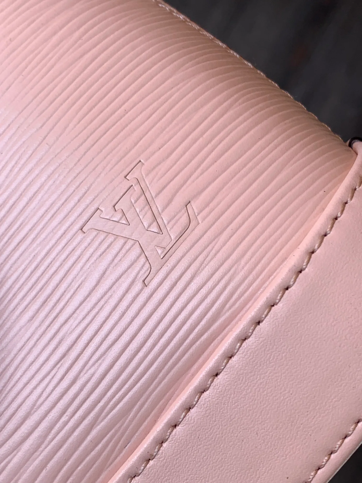 💰1240 (top layer leather) top original order, transcoding chip M59217 black M57540 caramel color M58706 off-white M22620 pink top original order This Alma BB handbag uses colorful Epi leather to present one of Louis Vuitton's iconic designs, and the jacquard shoulder strap is decorated with Louis Vuitton logo embroidery and Monogram on both sides. Flower clusters, with delicate stitching edges, bring the visual focus with dynamic new ideas. Dimensions: 23.5 x 17.5 x 11.5 cm (L x H x W) • Epi grained cowhide leather • Epi leather trim • Microfiber lining • Metal hardware • Double zip closure • Padlock • Key holder • Internal patch pocket • Metal base stud • Shoulder strap: removable, not adjustable • Half-length strap: 50.0 cm • Handle: Double handle