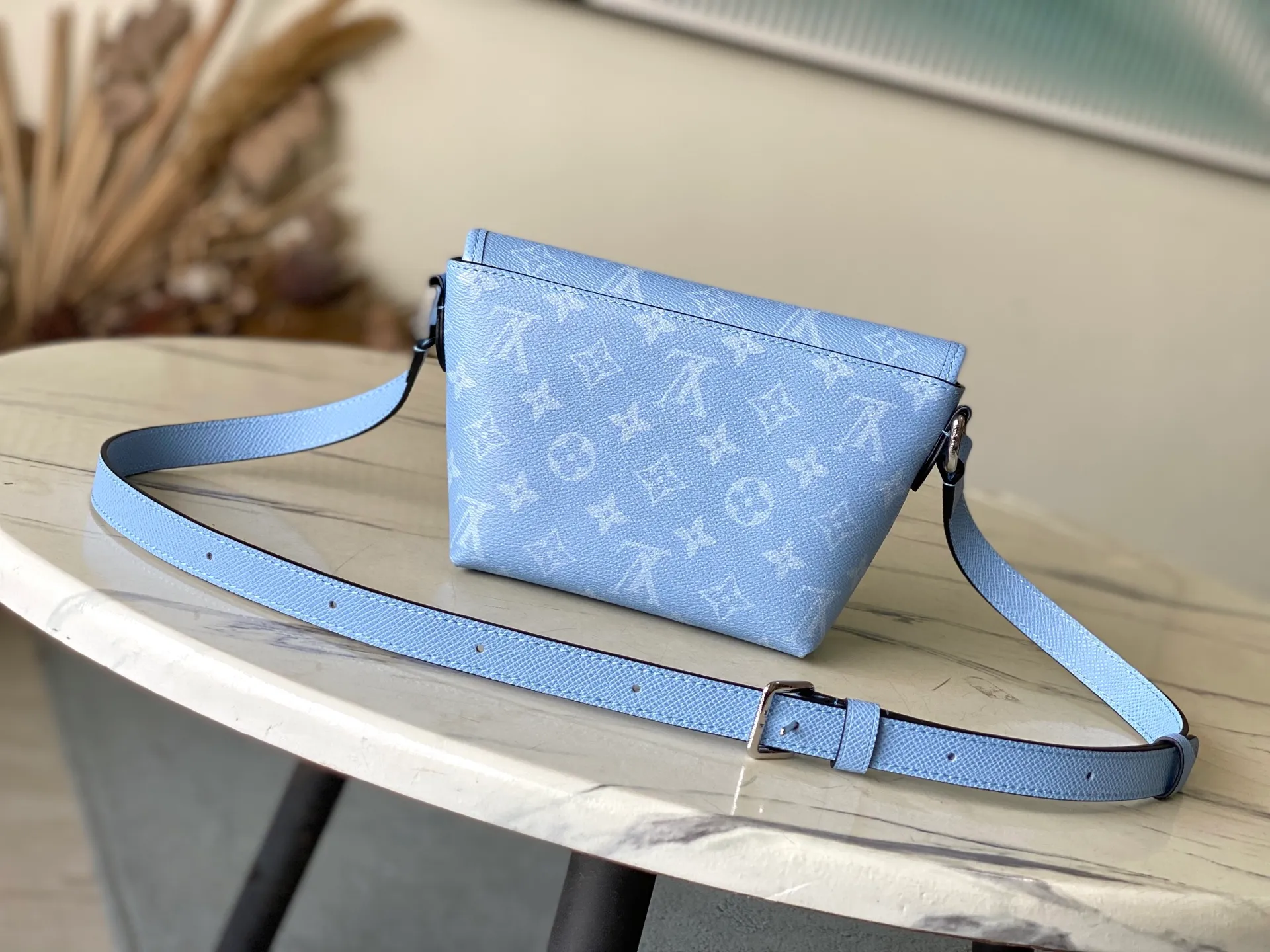 💰1040 (top layer leather) top original order M14116 This Pulse mini handbag is made of Monogram coated canvas and Taiga cow leather with a trapezoidal outline, releasing a dynamic atmosphere with a unique configuration. The front flap is equipped with a zipper pocket for quick access to travel essentials, and the fabric lining and patch pockets add functionality. Dimensions: 22.5 × 16 × 5 cm