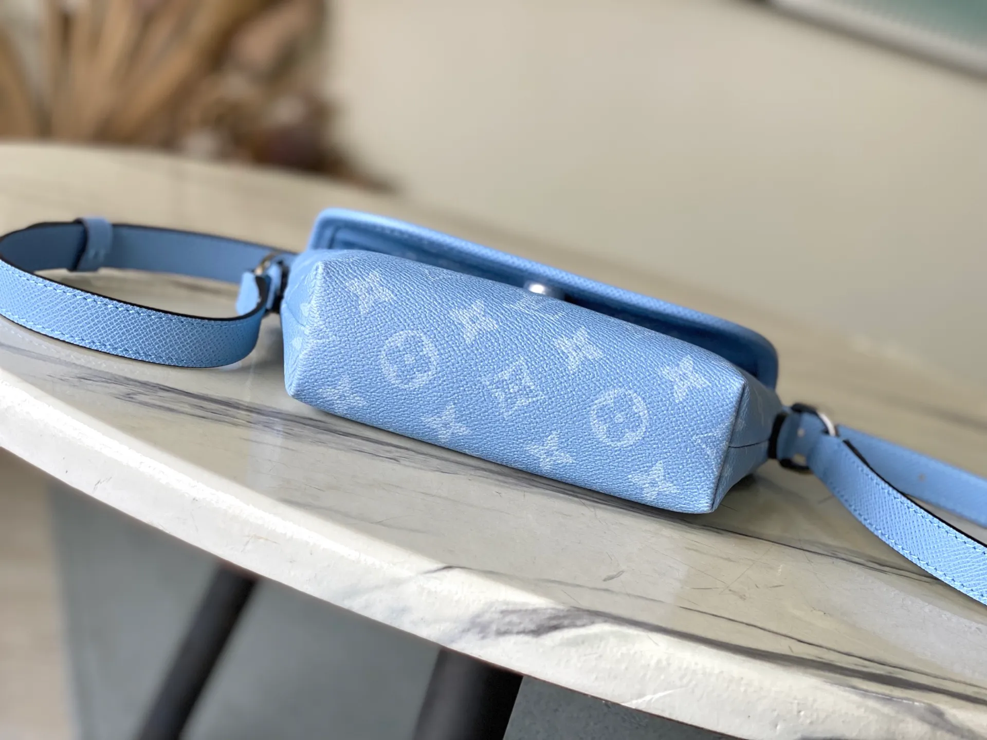💰1040 (top layer leather) top original order M14116 This Pulse mini handbag is made of Monogram coated canvas and Taiga cow leather with a trapezoidal outline, releasing a dynamic atmosphere with a unique configuration. The front flap is equipped with a zipper pocket for quick access to travel essentials, and the fabric lining and patch pockets add functionality. Dimensions: 22.5 × 16 × 5 cm