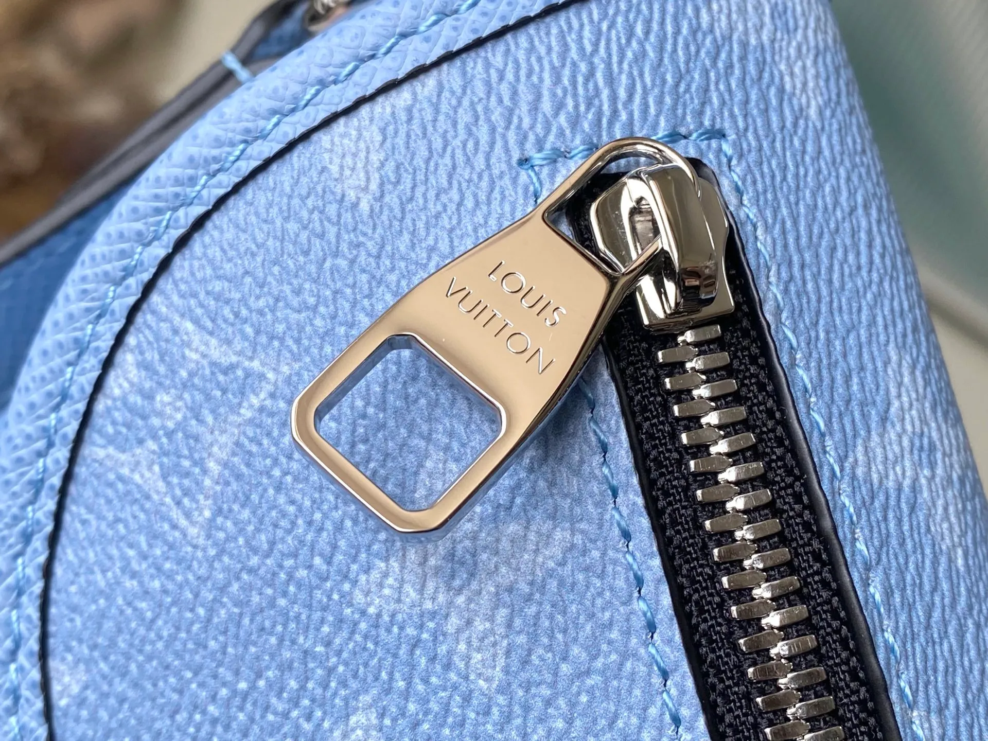 💰1040 (top layer leather) top original order M14116 This Pulse mini handbag is made of Monogram coated canvas and Taiga cow leather with a trapezoidal outline, releasing a dynamic atmosphere with a unique configuration. The front flap is equipped with a zipper pocket for quick access to travel essentials, and the fabric lining and patch pockets add functionality. Dimensions: 22.5 × 16 × 5 cm