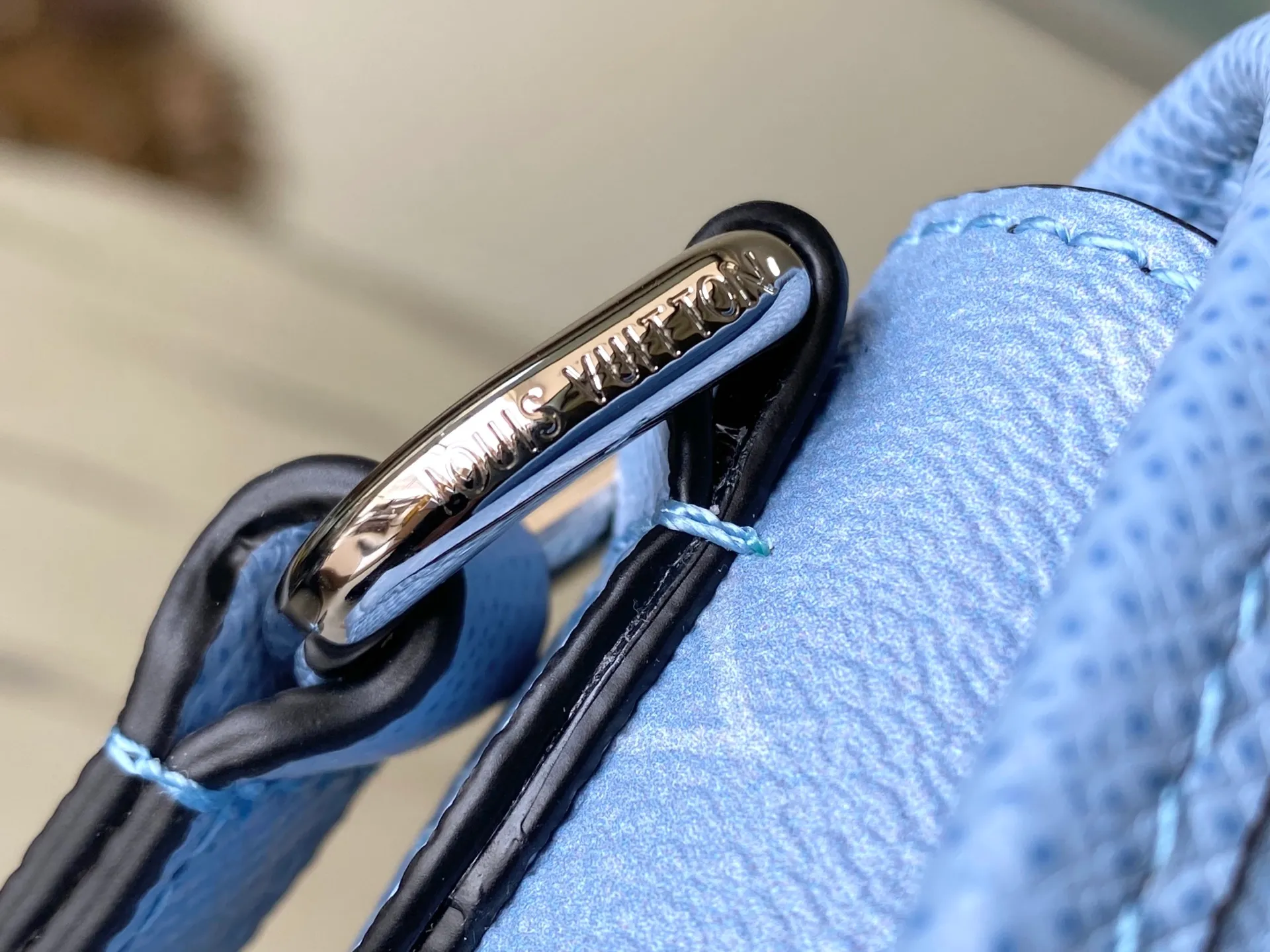 💰1040 (top layer leather) top original order M14116 This Pulse mini handbag is made of Monogram coated canvas and Taiga cow leather with a trapezoidal outline, releasing a dynamic atmosphere with a unique configuration. The front flap is equipped with a zipper pocket for quick access to travel essentials, and the fabric lining and patch pockets add functionality. Dimensions: 22.5 × 16 × 5 cm