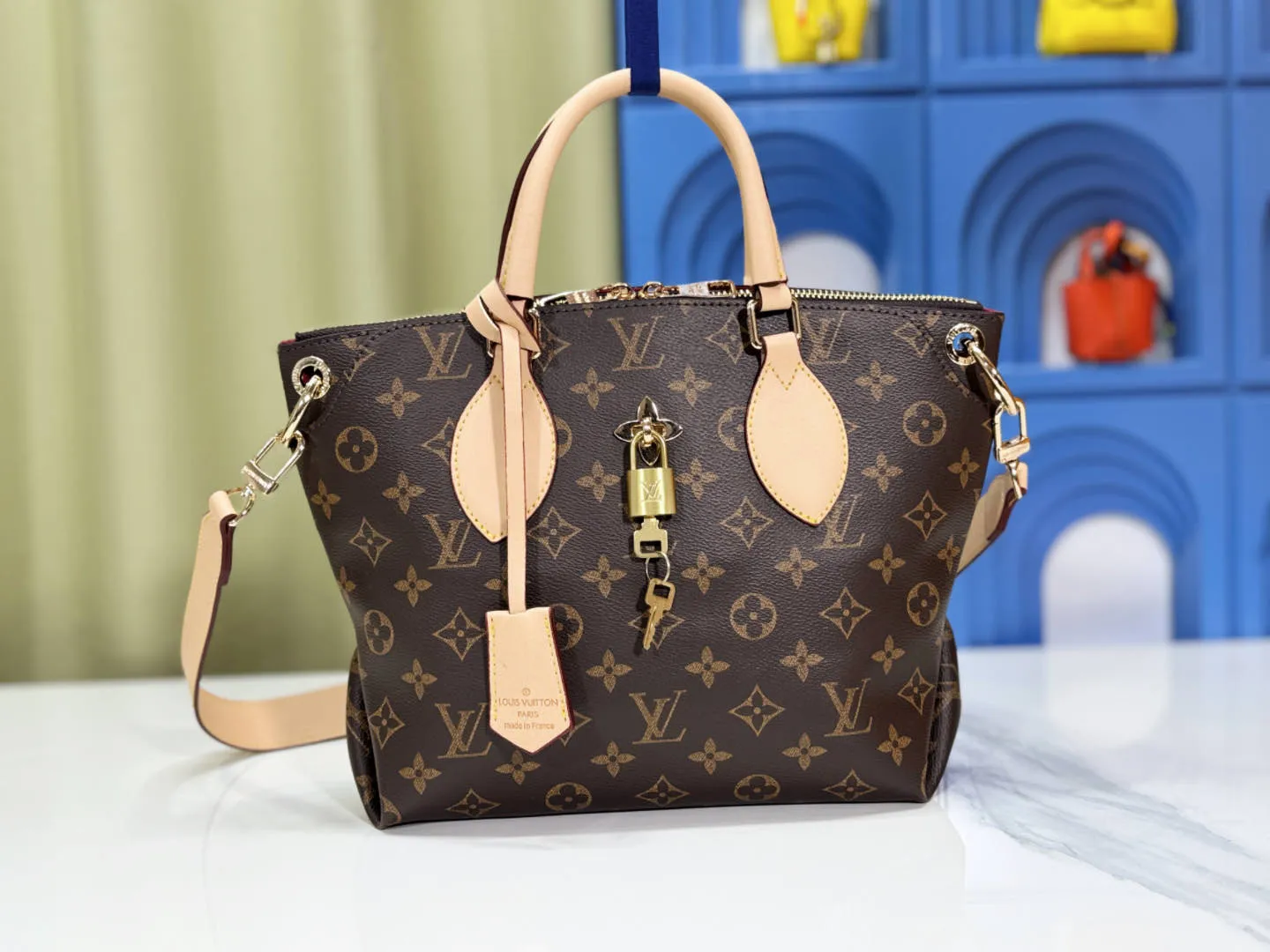P Large 140 Small 130 Upgraded Original M44351 M44350 M44359 This FlowerBB zipper Tote handbag is made of soft Monogram canvas, equipped with smooth leather handles, shoulder straps and side seams. The shining golden metal flower padlock is the finishing touch. The versatile small bag has a soft, round shape that adds Louis Vuitton's signature femininity to casual looks. Large size 36-28-17, small size 29-23.5-13.5