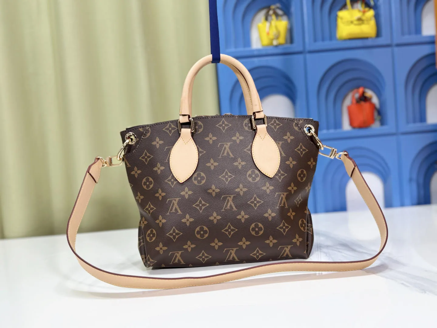 P Large 140 Small 130 Upgraded Original M44351 M44350 M44359 This FlowerBB zipper Tote handbag is made of soft Monogram canvas, equipped with smooth leather handles, shoulder straps and side seams. The shining golden metal flower padlock is the finishing touch. The versatile small bag has a soft, round shape that adds Louis Vuitton's signature femininity to casual looks. Large size 36-28-17, small size 29-23.5-13.5