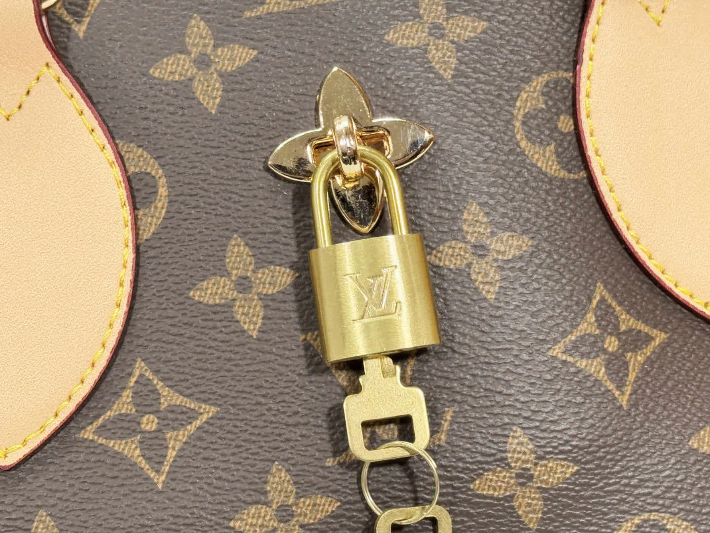 P Large 140 Small 130 Upgraded Original M44351 M44350 M44359 This FlowerBB zipper Tote handbag is made of soft Monogram canvas, equipped with smooth leather handles, shoulder straps and side seams. The shining golden metal flower padlock is the finishing touch. The versatile small bag has a soft, round shape that adds Louis Vuitton's signature femininity to casual looks. Large size 36-28-17, small size 29-23.5-13.5