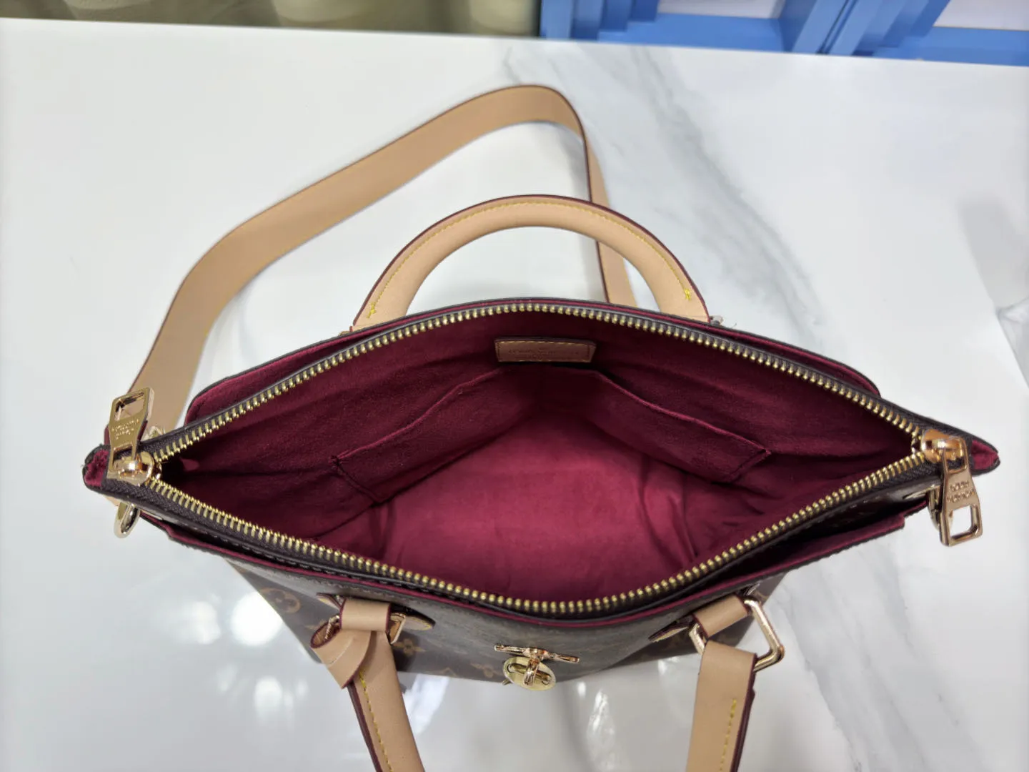 P Large 140 Small 130 Upgraded Original M44351 M44350 M44359 This FlowerBB zipper Tote handbag is made of soft Monogram canvas, equipped with smooth leather handles, shoulder straps and side seams. The shining golden metal flower padlock is the finishing touch. The versatile small bag has a soft, round shape that adds Louis Vuitton's signature femininity to casual looks. Large size 36-28-17, small size 29-23.5-13.5