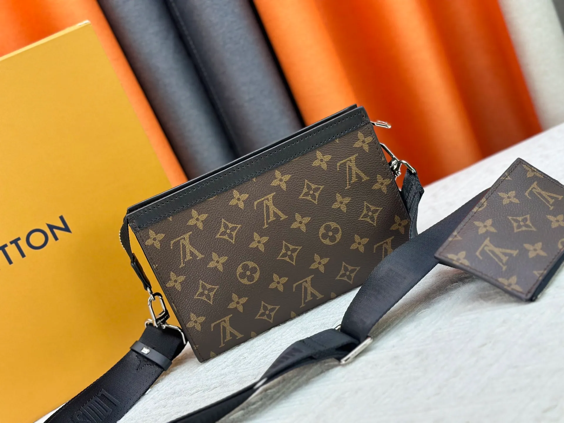 P220 [GASTON WEARABLE WALLET Handbag] m81124 81115 Silver Flower Gaston Wearable Wallet handbag was born out of Louis Vuitton's Pochette Voyage clutch. It is cut into a suitable size with Monogram Shadow leather and can accommodate mobile phones and other travel needs. The removable and adjustable shoulder strap features a removable card holder, ideal for holding contactless payment devices or transit cards.  Dimensions: 22 x 14.5 x 4.5 cm