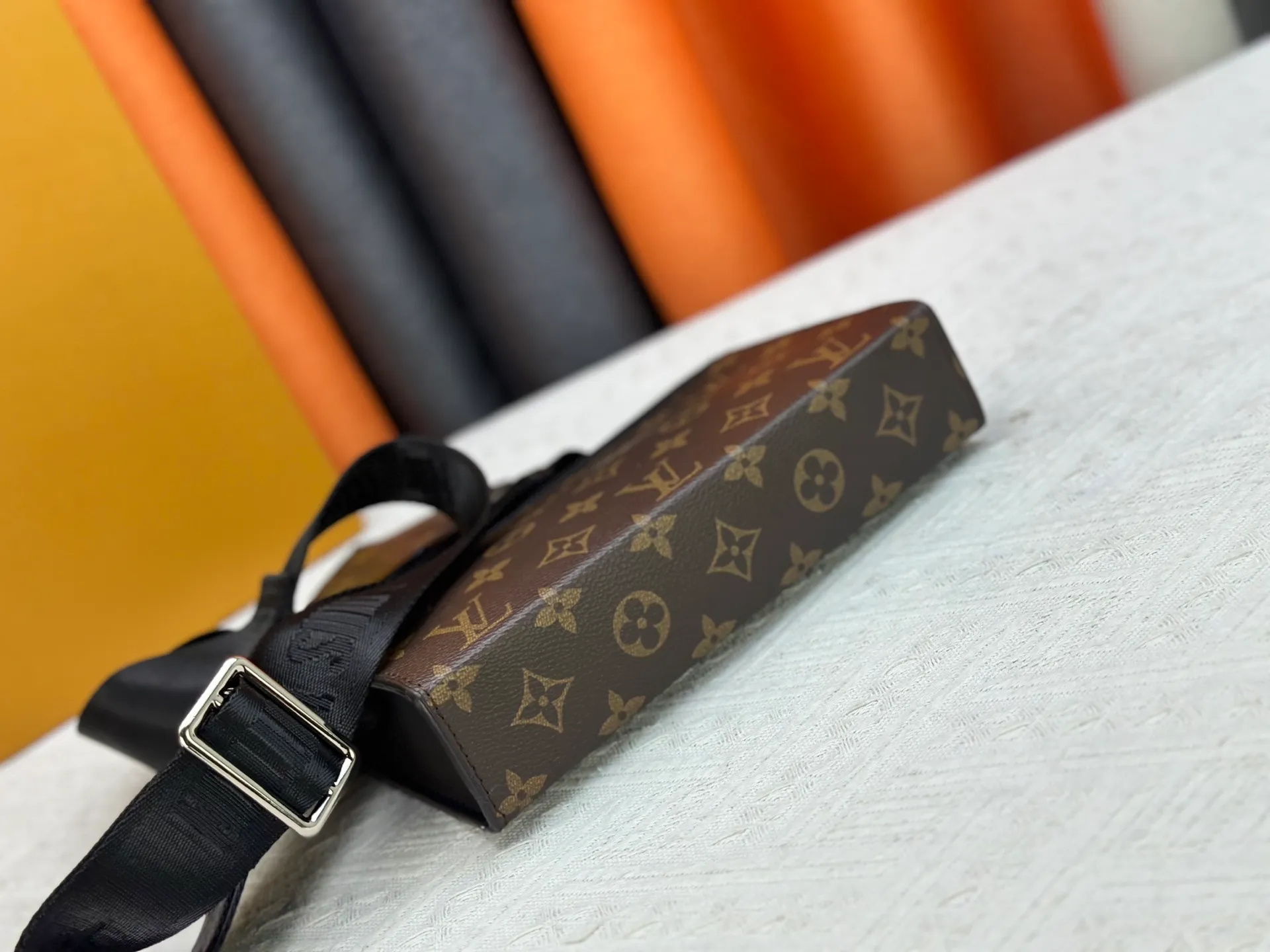 P220 [GASTON WEARABLE WALLET Handbag] m81124 81115 Silver Flower Gaston Wearable Wallet handbag was born out of Louis Vuitton's Pochette Voyage clutch. It is cut into a suitable size with Monogram Shadow leather and can accommodate mobile phones and other travel needs. The removable and adjustable shoulder strap features a removable card holder, ideal for holding contactless payment devices or transit cards.  Dimensions: 22 x 14.5 x 4.5 cm