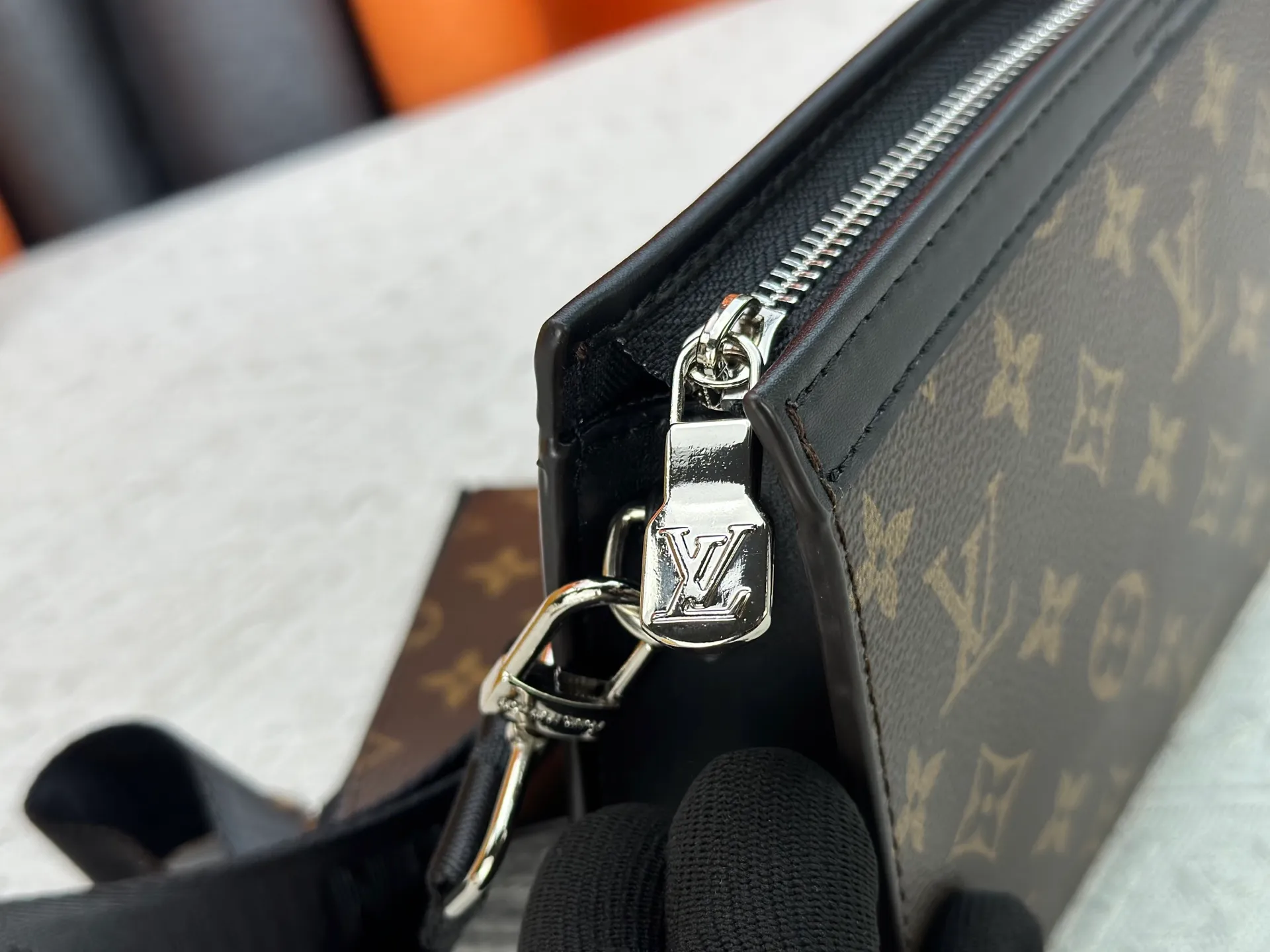 P220 [GASTON WEARABLE WALLET Handbag] m81124 81115 Silver Flower Gaston Wearable Wallet handbag was born out of Louis Vuitton's Pochette Voyage clutch. It is cut into a suitable size with Monogram Shadow leather and can accommodate mobile phones and other travel needs. The removable and adjustable shoulder strap features a removable card holder, ideal for holding contactless payment devices or transit cards.  Dimensions: 22 x 14.5 x 4.5 cm