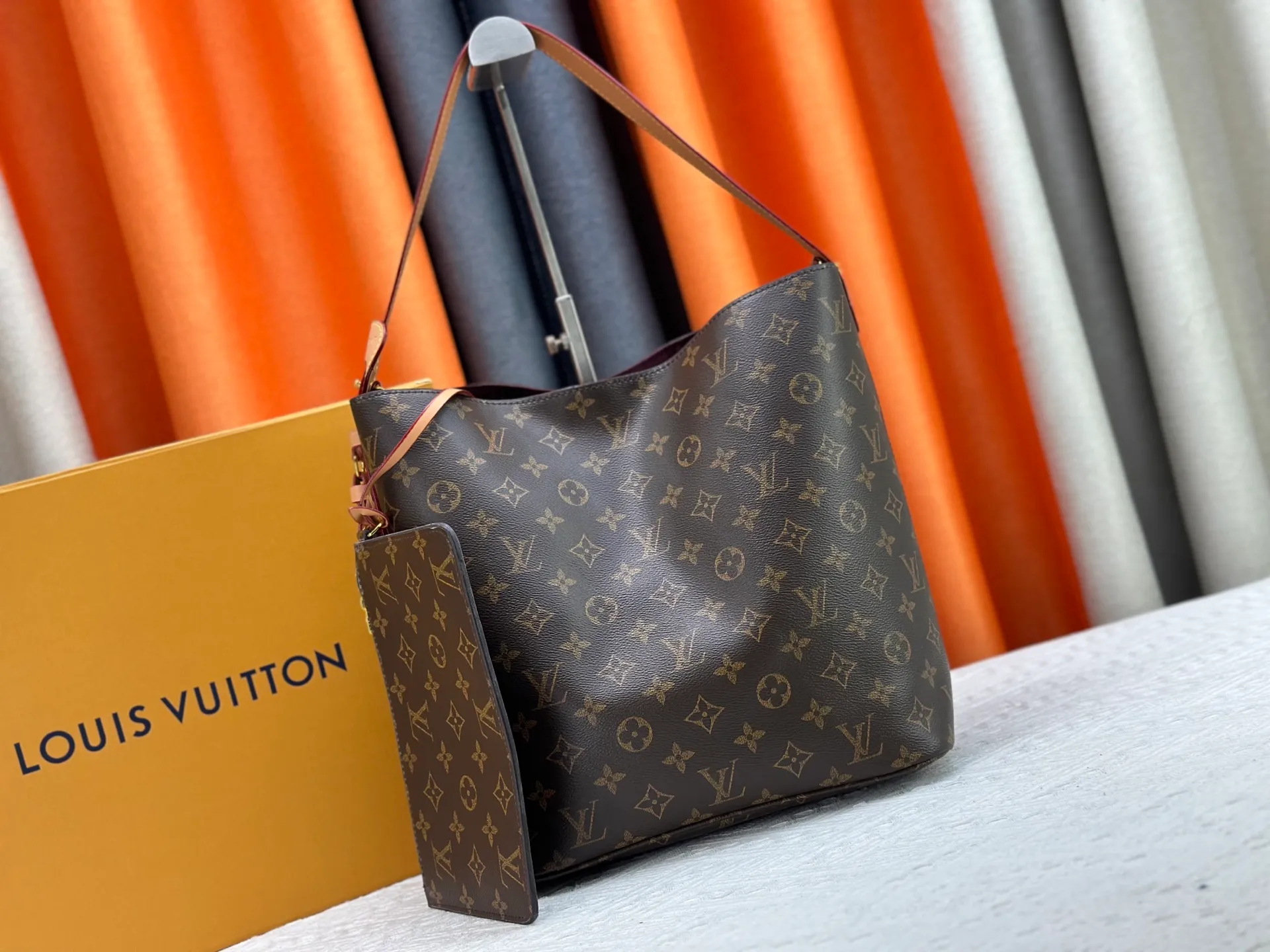 P240 Upgraded original M12925 M12926 M13480 M13044 M14356 M13045 M13089 This All In handbag is made of Monogram cow leather with shiny metal parts, and the iconic padlock and nameplate highlight the classic style. The adjustable shoulder strap continues the brand's trunk-making heritage, and the leather shoulder strap adds cross-body and shoulder carry options. The foldable design enables the silhouette to be retracted and retracted freely, providing ample space for daily use. 30.0 x 25.0 x 17.0 cm (length x height x width)