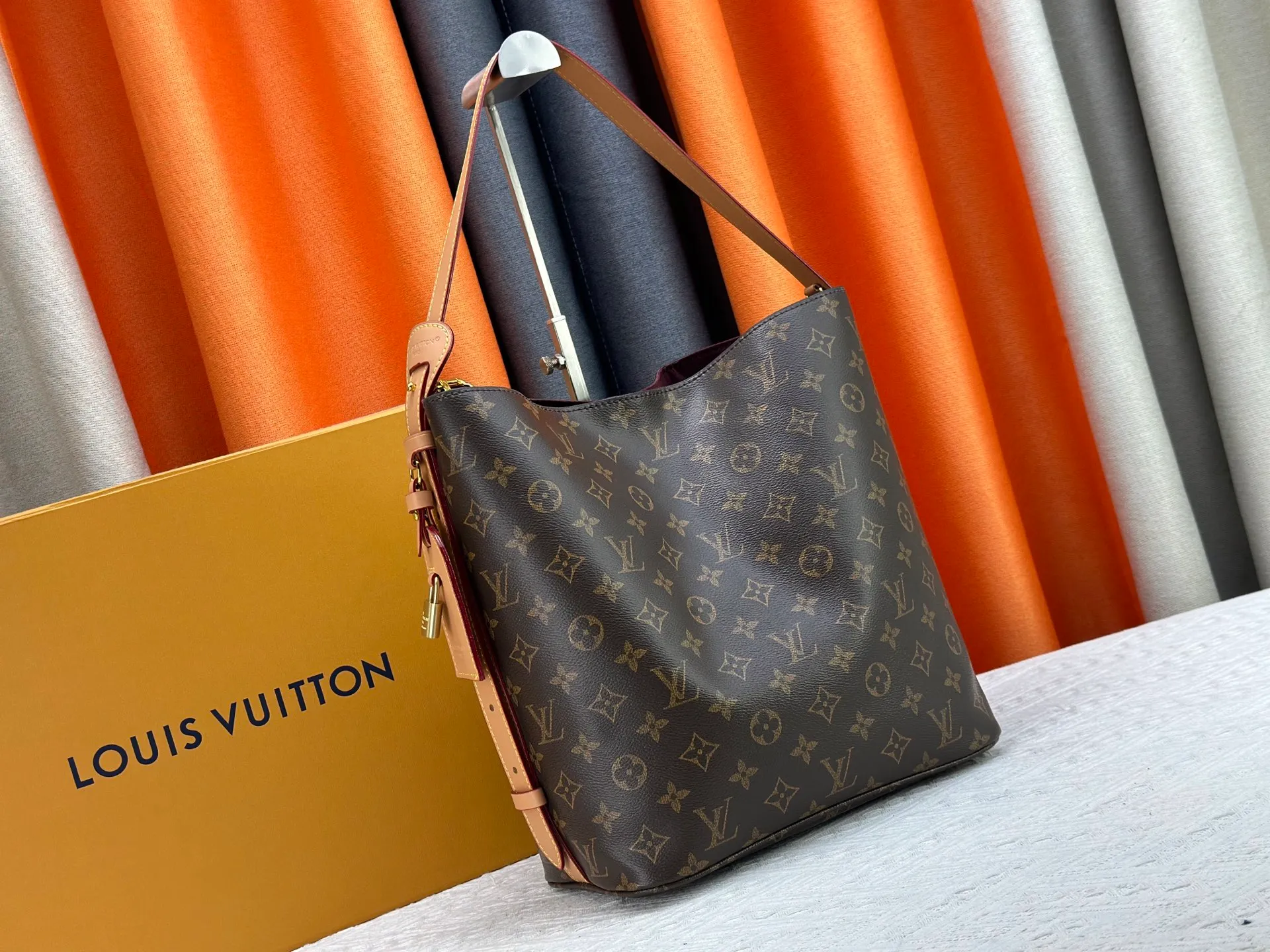 P240 Upgraded original M12925 M12926 M13480 M13044 M14356 M13045 M13089 This All In handbag is made of Monogram cow leather with shiny metal parts, and the iconic padlock and nameplate highlight the classic style. The adjustable shoulder strap continues the brand's trunk-making heritage, and the leather shoulder strap adds cross-body and shoulder carry options. The foldable design enables the silhouette to be retracted and retracted freely, providing ample space for daily use. 30.0 x 25.0 x 17.0 cm (length x height x width)