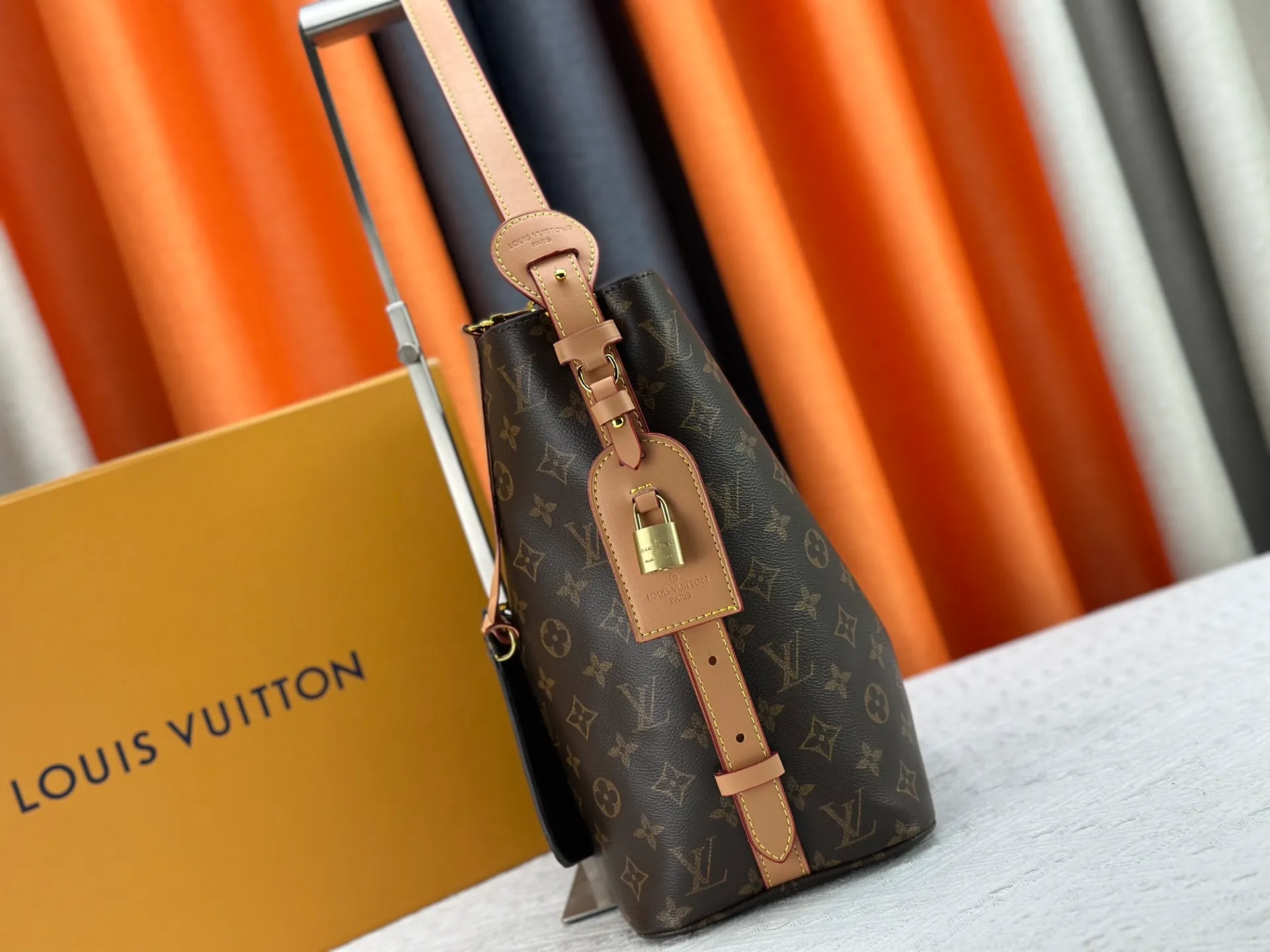 P240 Upgraded original M12925 M12926 M13480 M13044 M14356 M13045 M13089 This All In handbag is made of Monogram cow leather with shiny metal parts, and the iconic padlock and nameplate highlight the classic style. The adjustable shoulder strap continues the brand's trunk-making heritage, and the leather shoulder strap adds cross-body and shoulder carry options. The foldable design enables the silhouette to be retracted and retracted freely, providing ample space for daily use. 30.0 x 25.0 x 17.0 cm (length x height x width)
