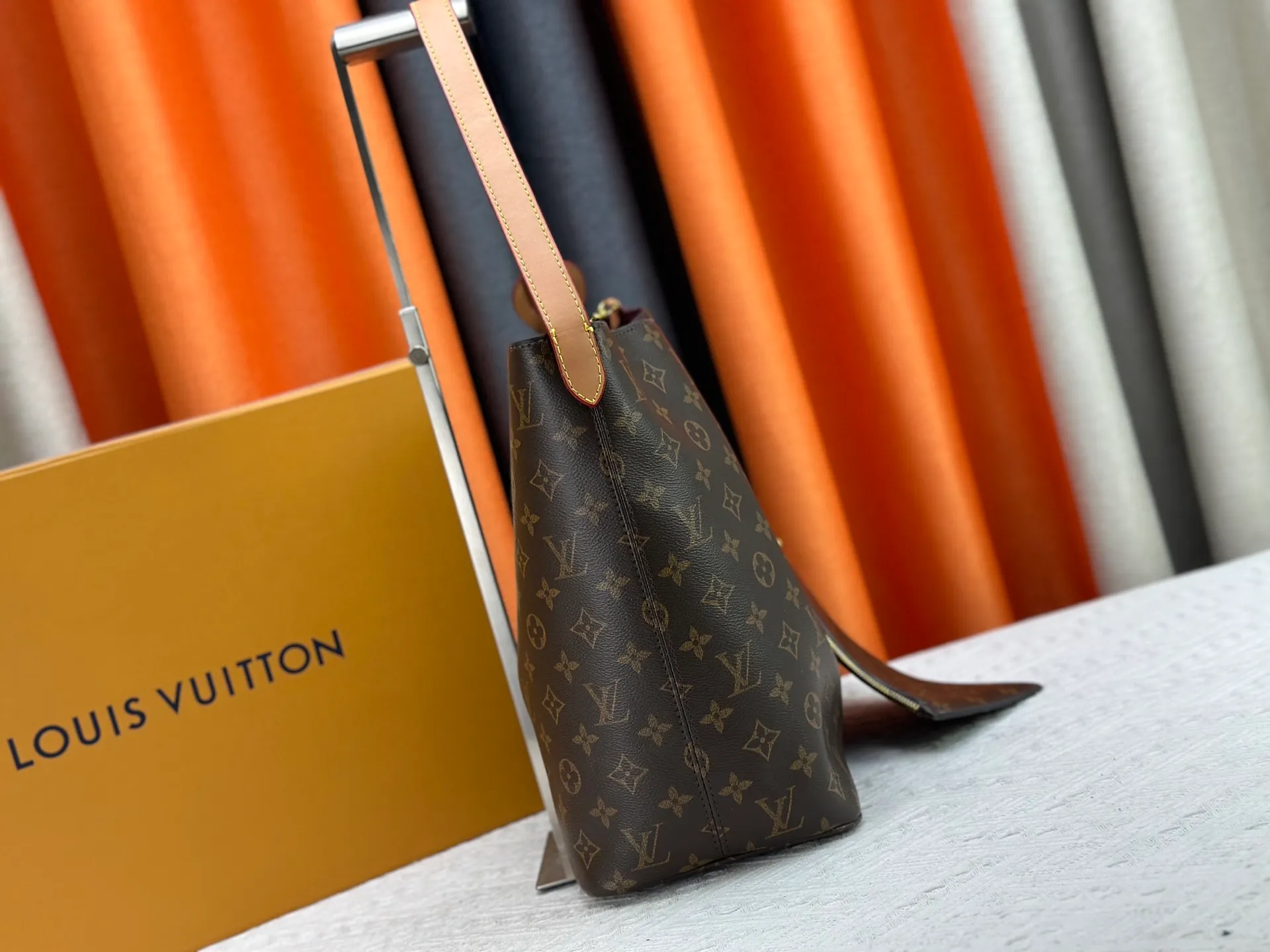 P240 Upgraded original M12925 M12926 M13480 M13044 M14356 M13045 M13089 This All In handbag is made of Monogram cow leather with shiny metal parts, and the iconic padlock and nameplate highlight the classic style. The adjustable shoulder strap continues the brand's trunk-making heritage, and the leather shoulder strap adds cross-body and shoulder carry options. The foldable design enables the silhouette to be retracted and retracted freely, providing ample space for daily use. 30.0 x 25.0 x 17.0 cm (length x height x width)
