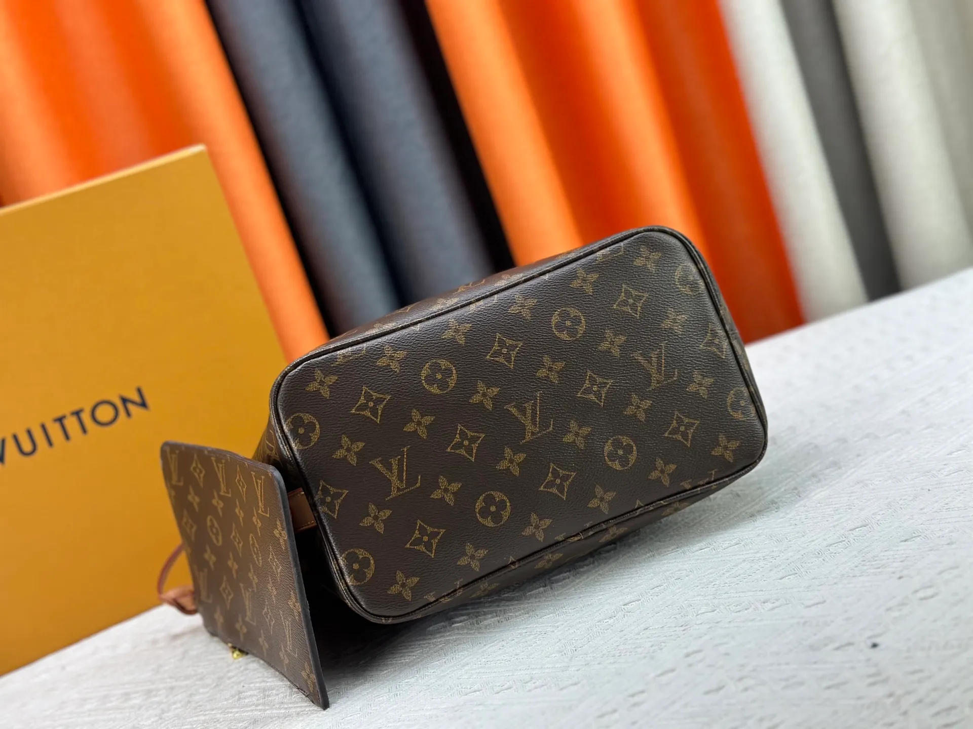 P240 Upgraded original M12925 M12926 M13480 M13044 M14356 M13045 M13089 This All In handbag is made of Monogram cow leather with shiny metal parts, and the iconic padlock and nameplate highlight the classic style. The adjustable shoulder strap continues the brand's trunk-making heritage, and the leather shoulder strap adds cross-body and shoulder carry options. The foldable design enables the silhouette to be retracted and retracted freely, providing ample space for daily use. 30.0 x 25.0 x 17.0 cm (length x height x width)