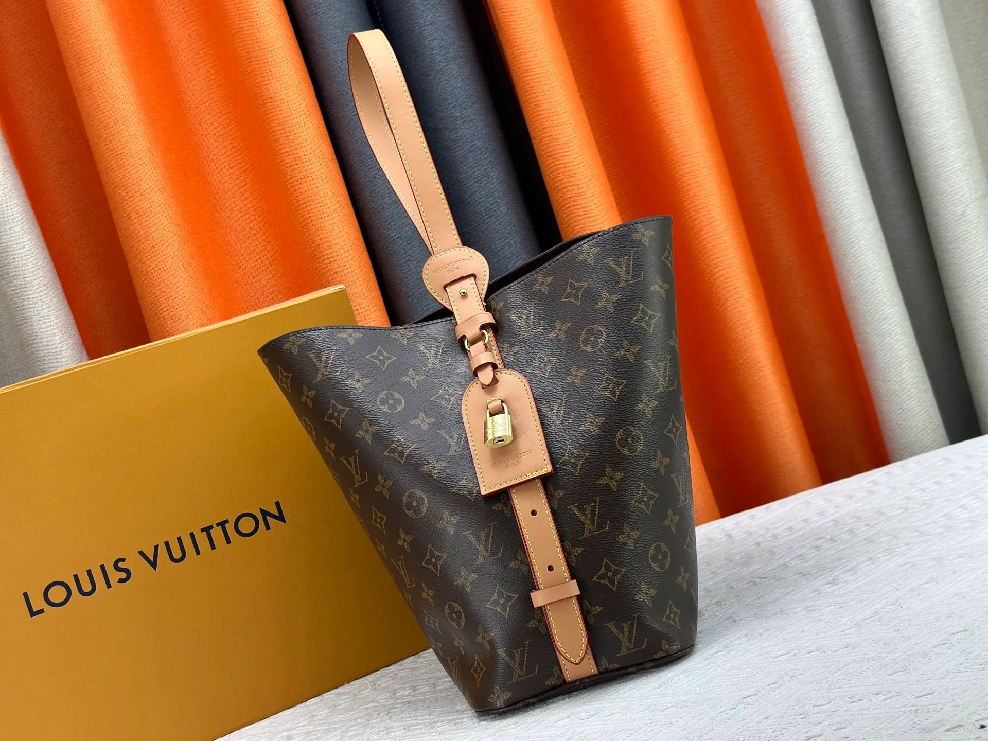 P240 Upgraded original M12925 M12926 M13480 M13044 M14356 M13045 M13089 This All In handbag is made of Monogram cow leather with shiny metal parts, and the iconic padlock and nameplate highlight the classic style. The adjustable shoulder strap continues the brand's trunk-making heritage, and the leather shoulder strap adds cross-body and shoulder carry options. The foldable design enables the silhouette to be retracted and retracted freely, providing ample space for daily use. 30.0 x 25.0 x 17.0 cm (length x height x width)