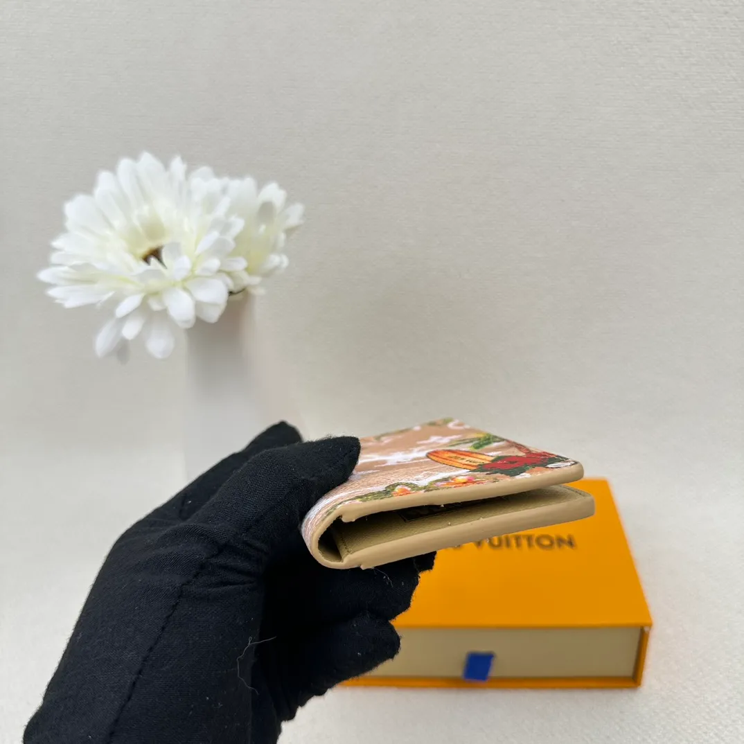 P90 M83498 top original version💎Small card holder Louis vuitton This pocket leather wallet has seven compartments, which can hold credit cards, bus cards, business cards, and even city maps. Damier canvas, leather edge - two credit card compartments - four inner compartments - one outer compartment. ❤️ Model size 7X11.