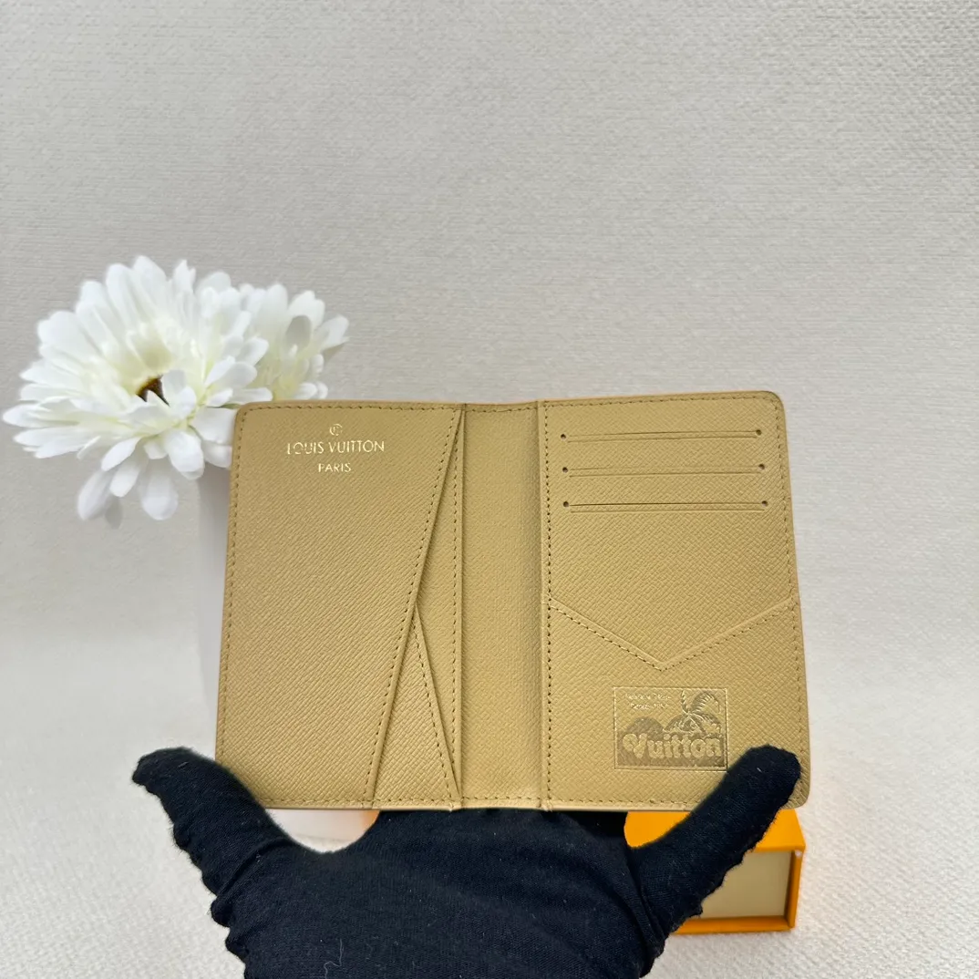 P90 M83498 top original version💎Small card holder Louis vuitton This pocket leather wallet has seven compartments, which can hold credit cards, bus cards, business cards, and even city maps. Damier canvas, leather edge - two credit card compartments - four inner compartments - one outer compartment. ❤️ Model size 7X11.