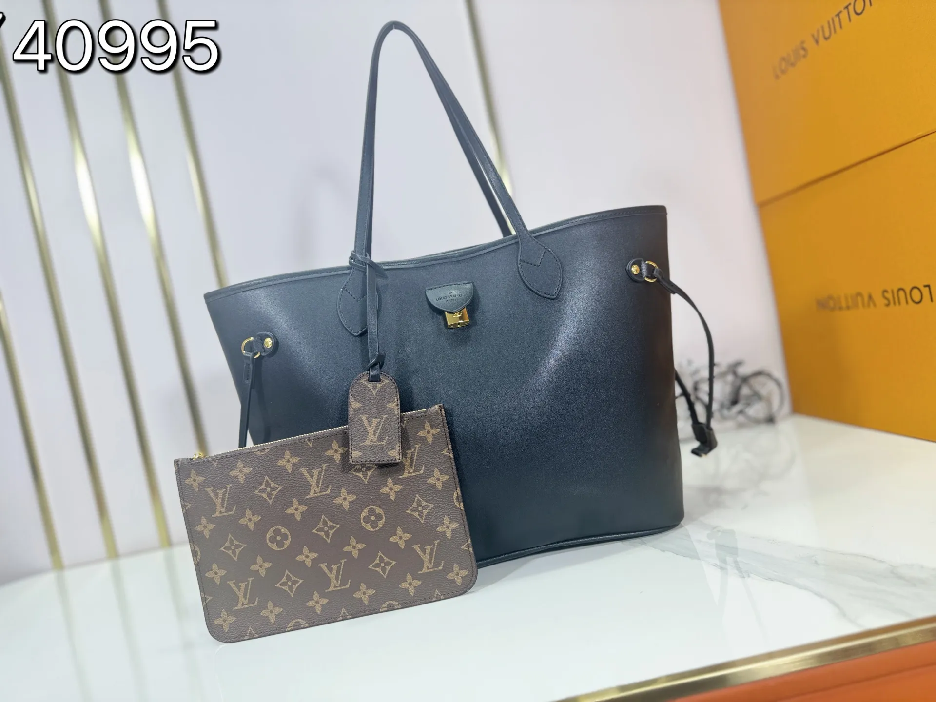 P240 Upgraded original M40995 This Neverfull MM medium handbag reinterprets the classic Monogram Empreinte leather with the same color aesthetic. The Neverfull is a roomy bag with side laces that can tighten up for a sleek allure or relax for a casual look. Inside there is a removable bag that is secured to the bag with a leather cord. Size: 32-29-17cm