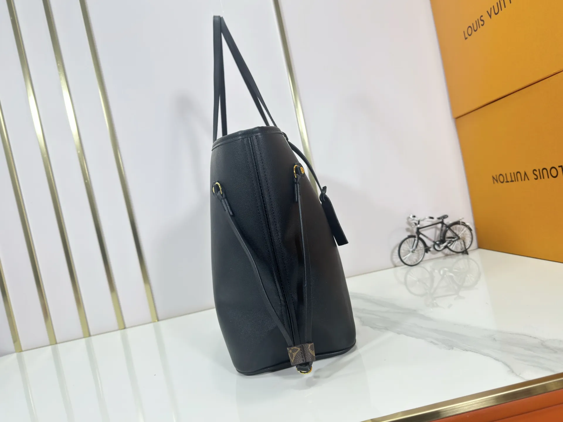 P240 Upgraded original M40995 This Neverfull MM medium handbag reinterprets the classic Monogram Empreinte leather with the same color aesthetic. The Neverfull is a roomy bag with side laces that can tighten up for a sleek allure or relax for a casual look. Inside there is a removable bag that is secured to the bag with a leather cord. Size: 32-29-17cm