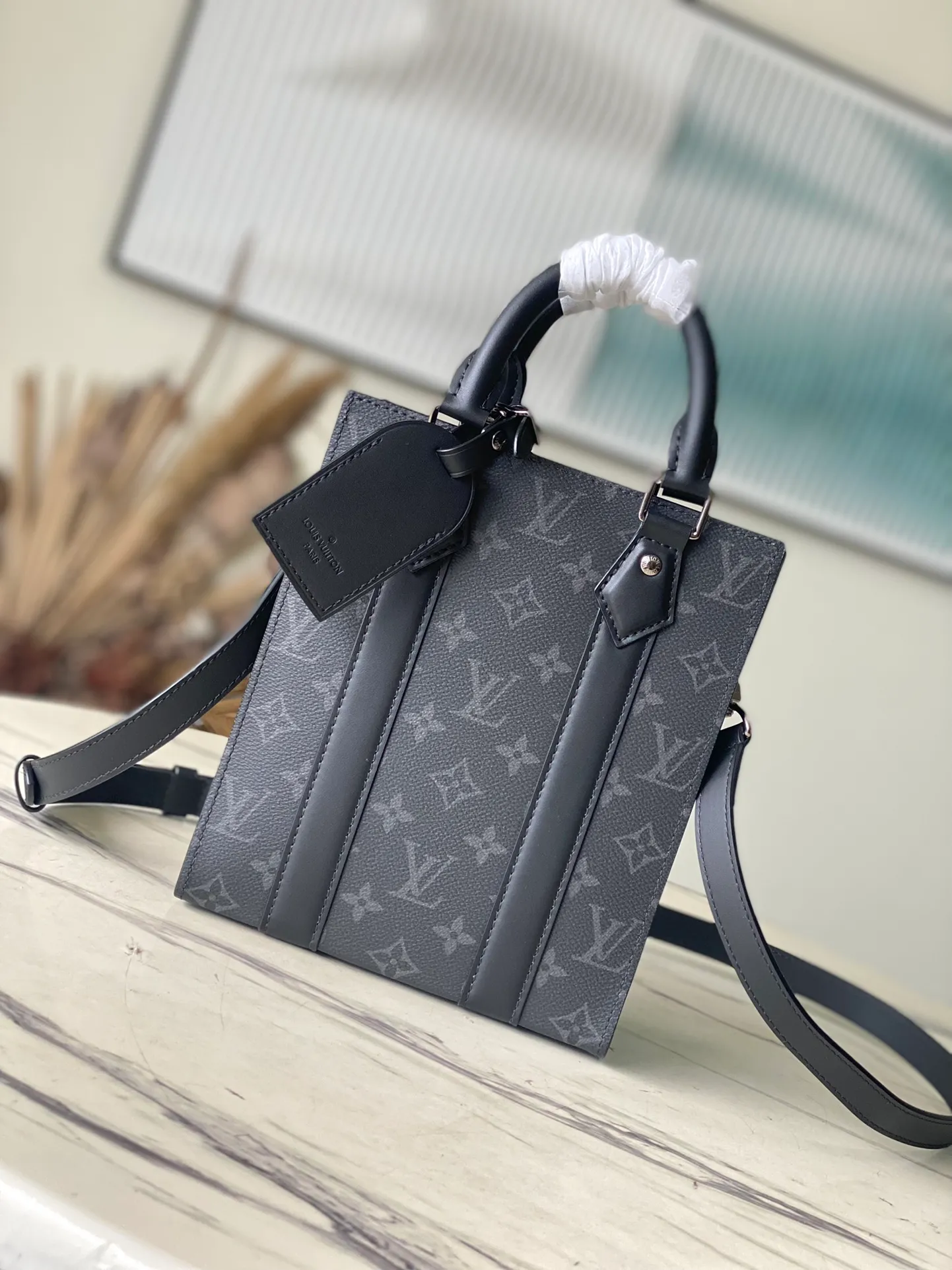 💰800 Top Original Order M46453 Black Flower Mini Men's Bag Series As a compact handbag in the Sac Plat series, the Monogram Eclipse coated canvas, cow leather trim, fabric lining, Sac Plat mini handbag this time combines Monogram Eclipse canvas, leather trim and metal parts, with a detachable nameplate and wide cow leather side straps. The on-the-go cross-body design has plenty of room for a smartphone, wallet and keys. Dimensions: 19 x 22 x 7 cm