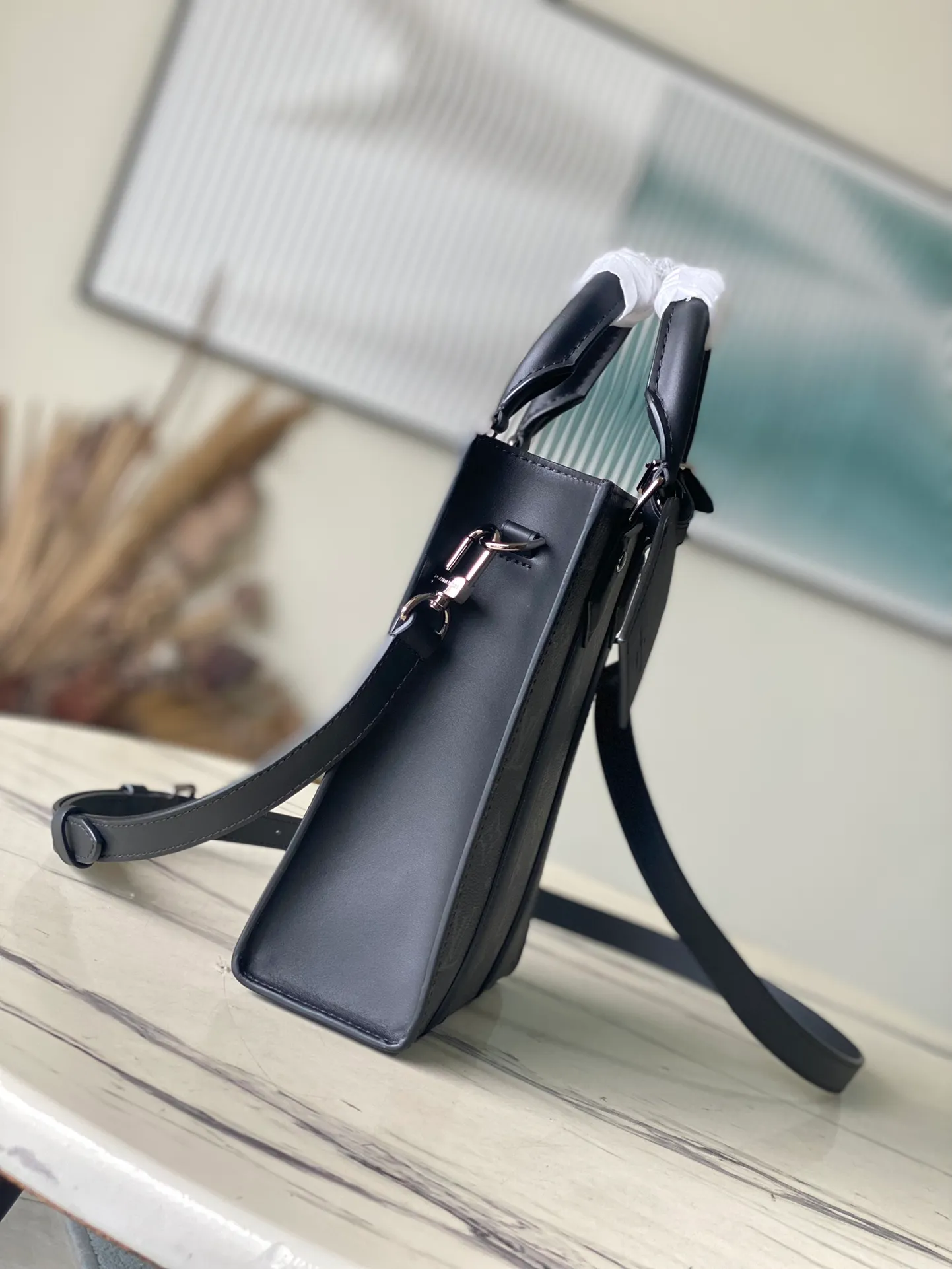 💰800 Top Original Order M46453 Black Flower Mini Men's Bag Series As a compact handbag in the Sac Plat series, the Monogram Eclipse coated canvas, cow leather trim, fabric lining, Sac Plat mini handbag this time combines Monogram Eclipse canvas, leather trim and metal parts, with a detachable nameplate and wide cow leather side straps. The on-the-go cross-body design has plenty of room for a smartphone, wallet and keys. Dimensions: 19 x 22 x 7 cm