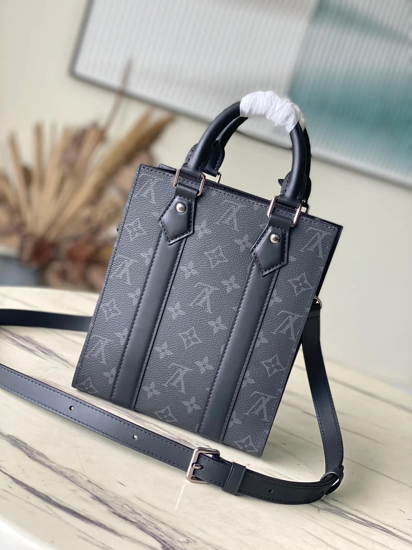 💰800 Top Original Order M46453 Black Flower Mini Men's Bag Series As a compact handbag in the Sac Plat series, the Monogram Eclipse coated canvas, cow leather trim, fabric lining, Sac Plat mini handbag this time combines Monogram Eclipse canvas, leather trim and metal parts, with a detachable nameplate and wide cow leather side straps. The on-the-go cross-body design has plenty of room for a smartphone, wallet and keys. Dimensions: 19 x 22 x 7 cm