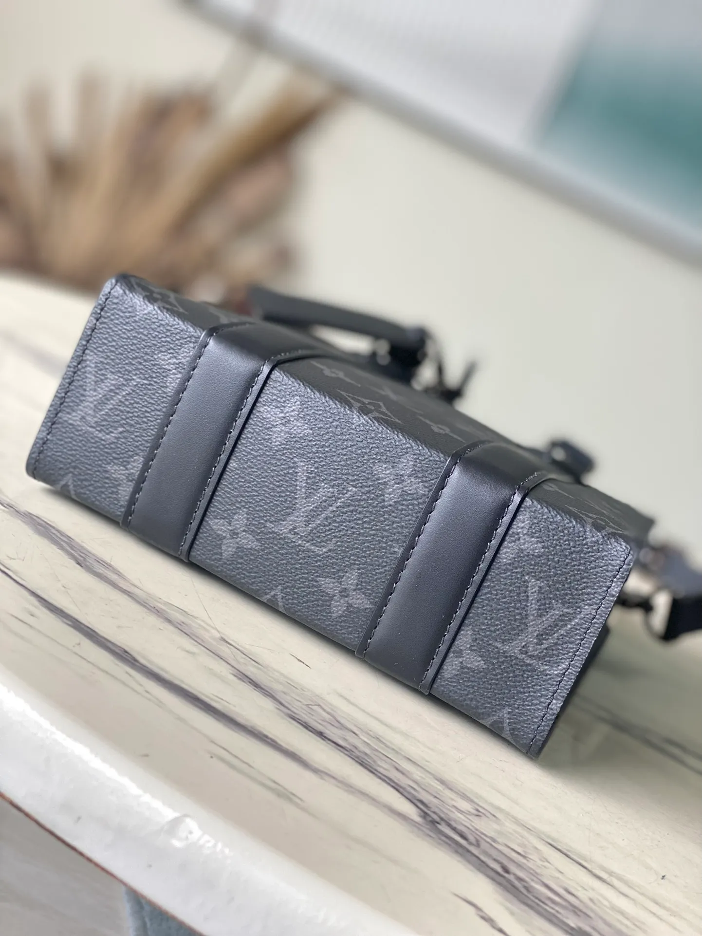 💰800 Top Original Order M46453 Black Flower Mini Men's Bag Series As a compact handbag in the Sac Plat series, the Monogram Eclipse coated canvas, cow leather trim, fabric lining, Sac Plat mini handbag this time combines Monogram Eclipse canvas, leather trim and metal parts, with a detachable nameplate and wide cow leather side straps. The on-the-go cross-body design has plenty of room for a smartphone, wallet and keys. Dimensions: 19 x 22 x 7 cm