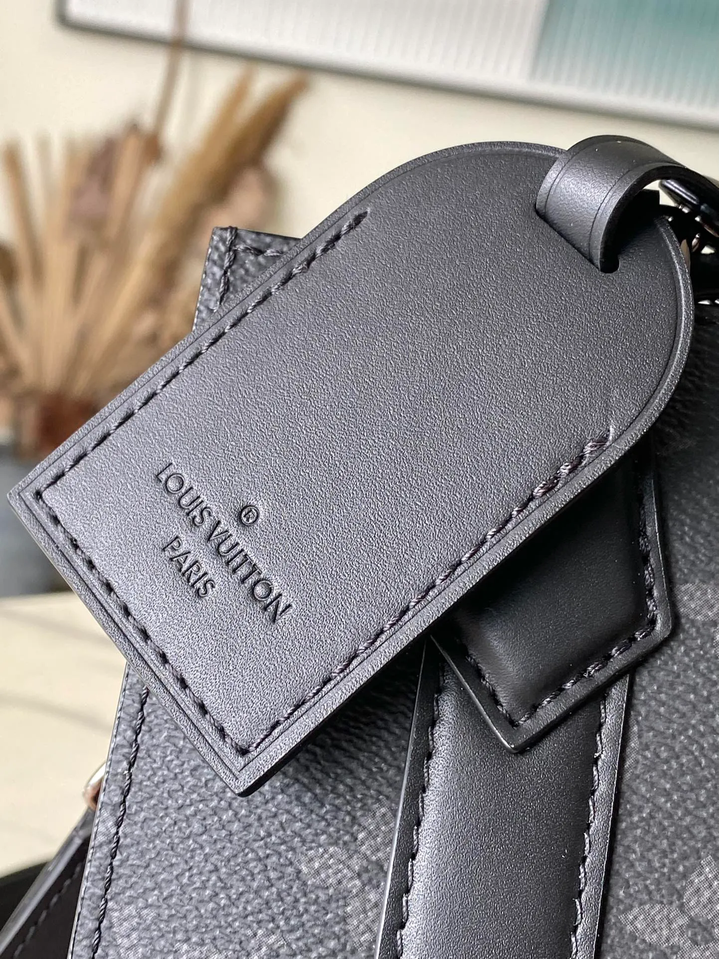 💰800 Top Original Order M46453 Black Flower Mini Men's Bag Series As a compact handbag in the Sac Plat series, the Monogram Eclipse coated canvas, cow leather trim, fabric lining, Sac Plat mini handbag this time combines Monogram Eclipse canvas, leather trim and metal parts, with a detachable nameplate and wide cow leather side straps. The on-the-go cross-body design has plenty of room for a smartphone, wallet and keys. Dimensions: 19 x 22 x 7 cm