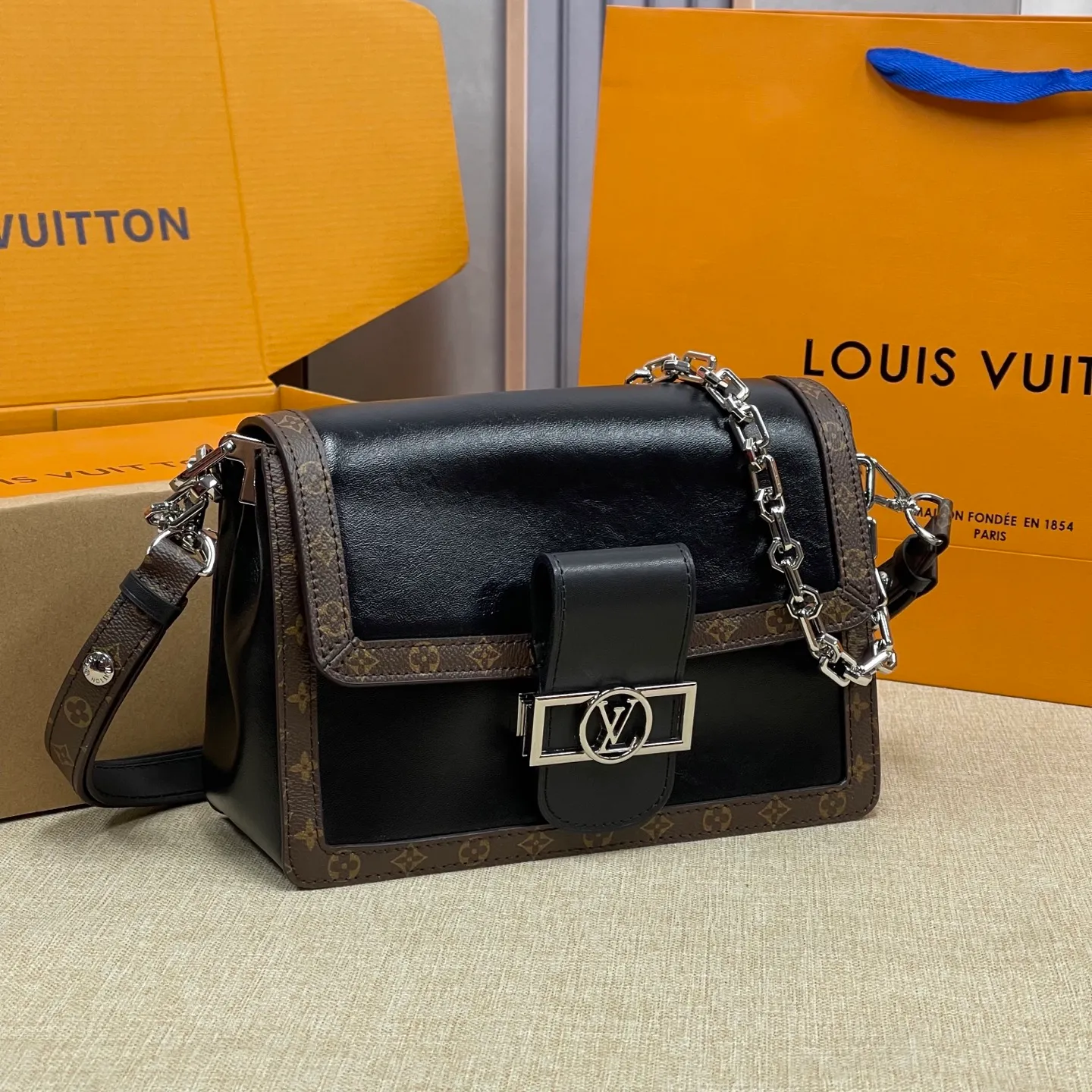 [Upgraded version] P600💰Upgraded version ·High quality·New cabinet product Comes with a full set of packaging🎁🌷Model: M13450 LV|Soft Daphne|New show product Appeared in the 2025 spring and summer show with old flower trim to ensure the comfort of the bag Dauphine Soft handbag is cut with a monogram to create a soft shape, very suitable for commuting and travel Size 24*17*9