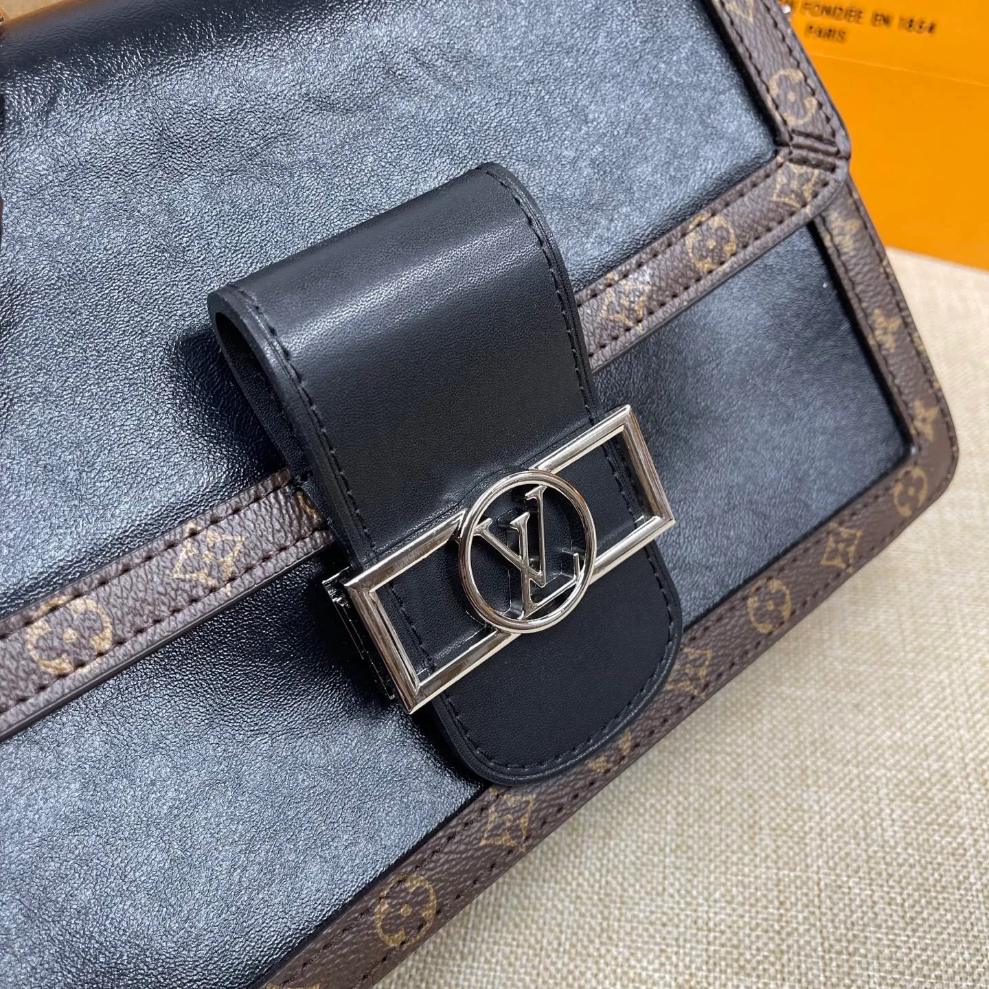 [Upgraded version] P600💰Upgraded version ·High quality·New cabinet product Comes with a full set of packaging🎁🌷Model: M13450 LV|Soft Daphne|New show product Appeared in the 2025 spring and summer show with old flower trim to ensure the comfort of the bag Dauphine Soft handbag is cut with a monogram to create a soft shape, very suitable for commuting and travel Size 24*17*9