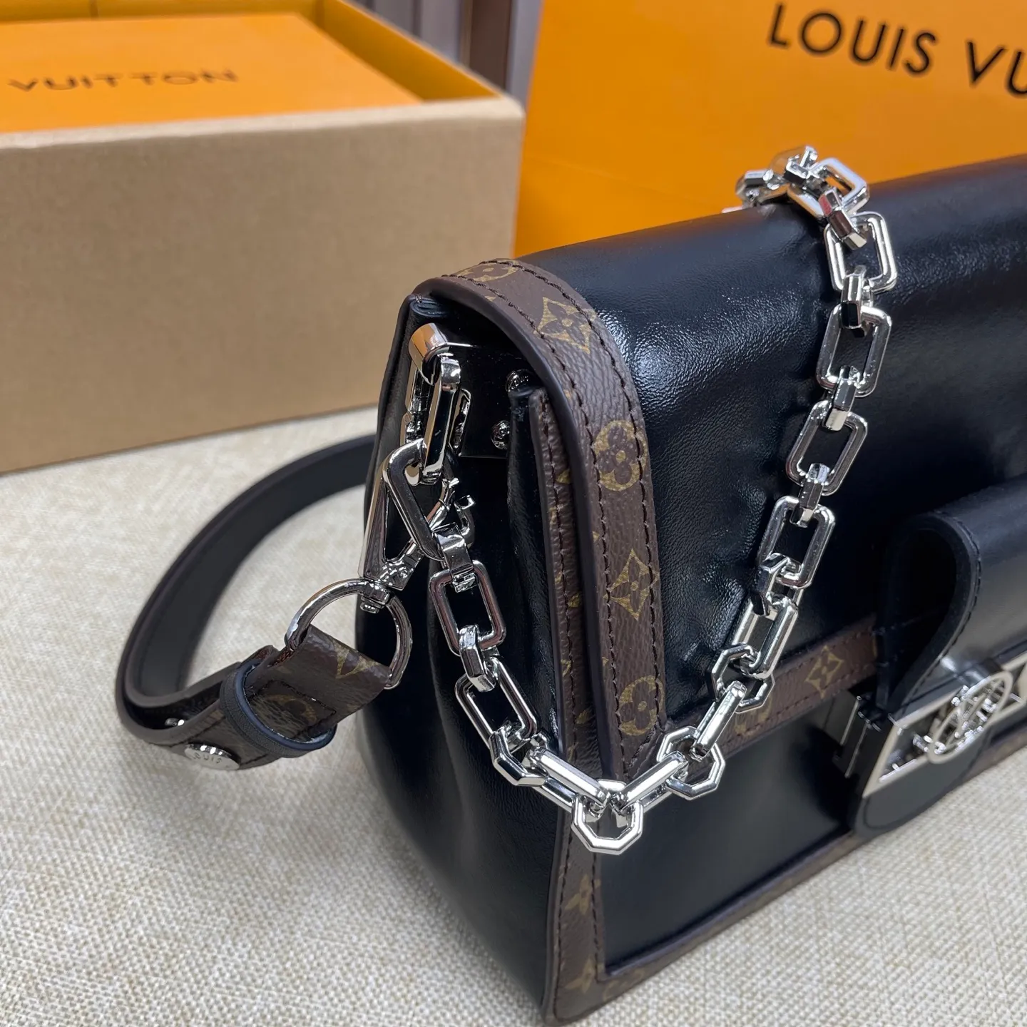 [Upgraded version] P600💰Upgraded version ·High quality·New cabinet product Comes with a full set of packaging🎁🌷Model: M13450 LV|Soft Daphne|New show product Appeared in the 2025 spring and summer show with old flower trim to ensure the comfort of the bag Dauphine Soft handbag is cut with a monogram to create a soft shape, very suitable for commuting and travel Size 24*17*9