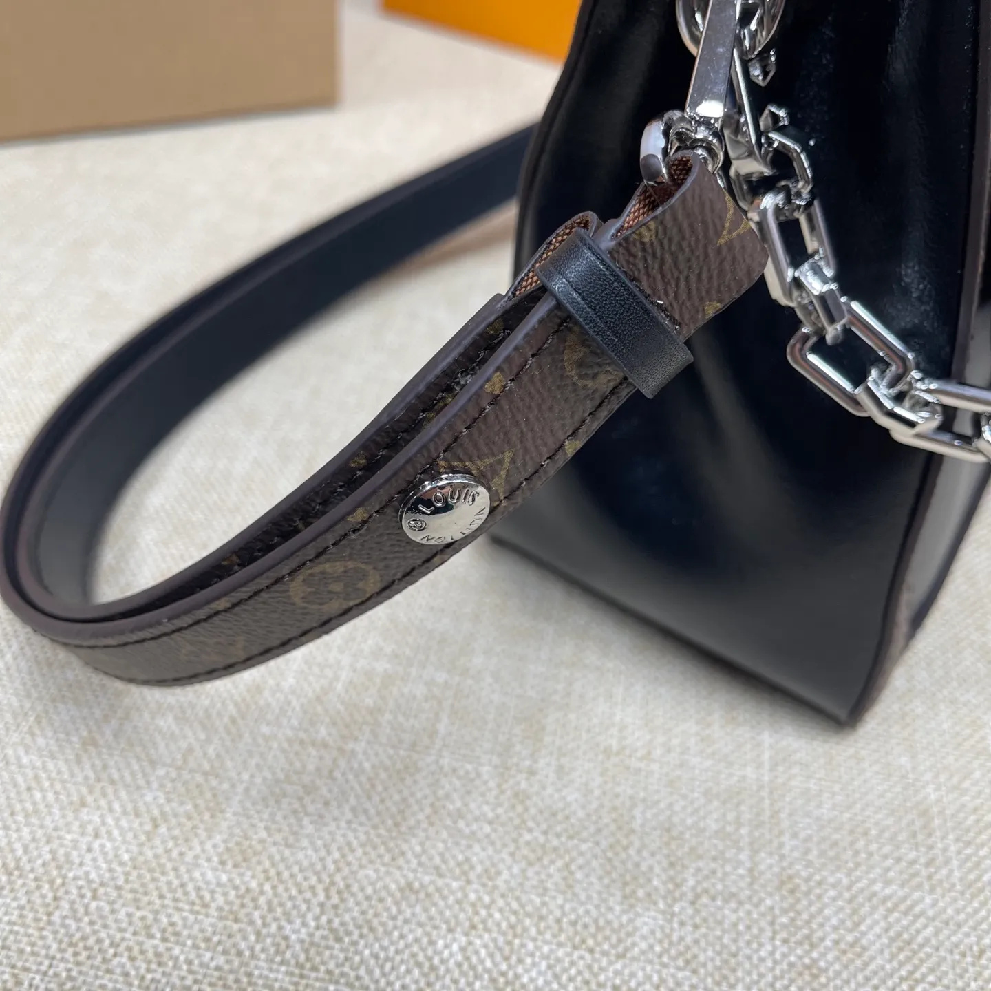 [Upgraded version] P600💰Upgraded version ·High quality·New cabinet product Comes with a full set of packaging🎁🌷Model: M13450 LV|Soft Daphne|New show product Appeared in the 2025 spring and summer show with old flower trim to ensure the comfort of the bag Dauphine Soft handbag is cut with a monogram to create a soft shape, very suitable for commuting and travel Size 24*17*9