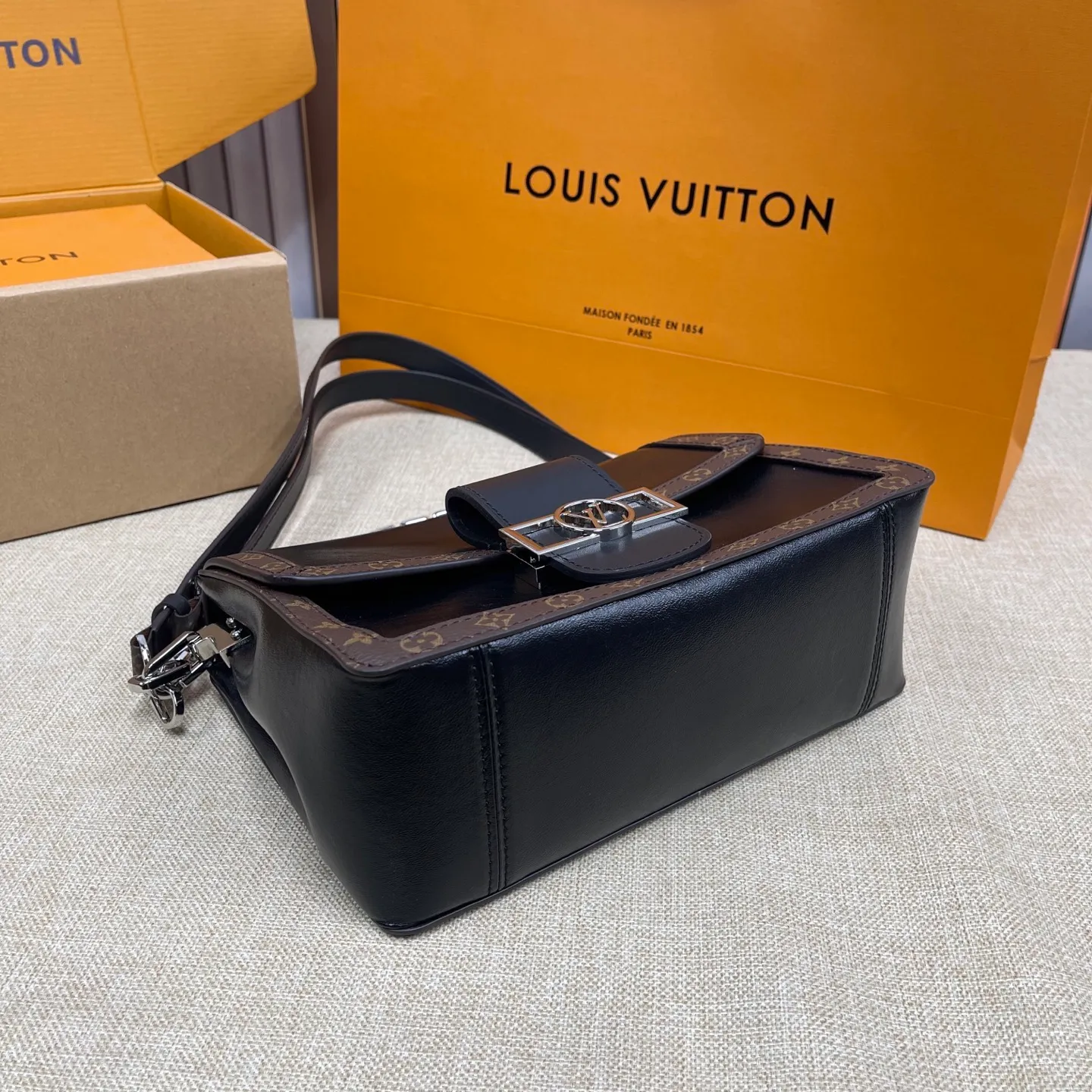 [Upgraded version] P600💰Upgraded version ·High quality·New cabinet product Comes with a full set of packaging🎁🌷Model: M13450 LV|Soft Daphne|New show product Appeared in the 2025 spring and summer show with old flower trim to ensure the comfort of the bag Dauphine Soft handbag is cut with a monogram to create a soft shape, very suitable for commuting and travel Size 24*17*9
