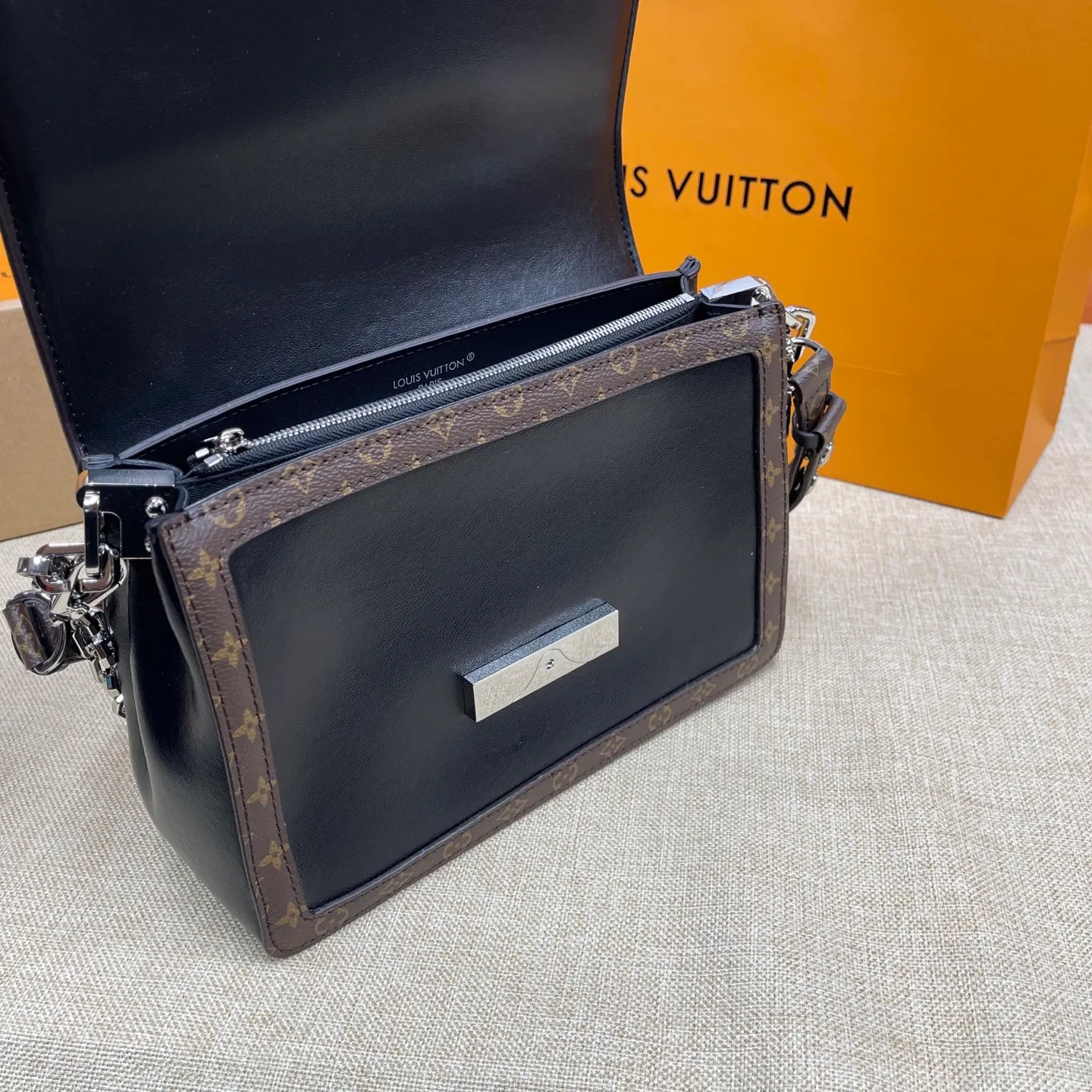 [Upgraded version] P600💰Upgraded version ·High quality·New cabinet product Comes with a full set of packaging🎁🌷Model: M13450 LV|Soft Daphne|New show product Appeared in the 2025 spring and summer show with old flower trim to ensure the comfort of the bag Dauphine Soft handbag is cut with a monogram to create a soft shape, very suitable for commuting and travel Size 24*17*9
