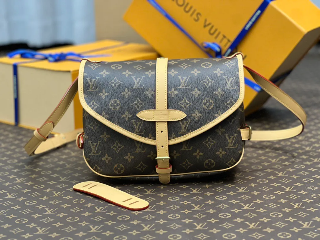 💰1060 Top original order M40710 presbyopia SAUMUR medium handbag M42256 second-hand messenger bag Gemini handbag The Saumur medium handbag made of Monogram canvas shows the natural elegance of Louis Vuitton. Carry it casually across the body for a more fashionable look, and the exquisite cowhide trim outlines a very feminine appearance. Dimensions: 28x11x20cm.