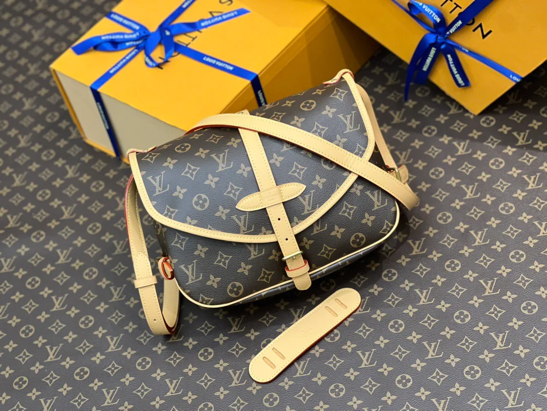 💰1060 Top original order M40710 presbyopia SAUMUR medium handbag M42256 second-hand messenger bag Gemini handbag The Saumur medium handbag made of Monogram canvas shows the natural elegance of Louis Vuitton. Carry it casually across the body for a more fashionable look, and the exquisite cowhide trim outlines a very feminine appearance. Dimensions: 28x11x20cm.