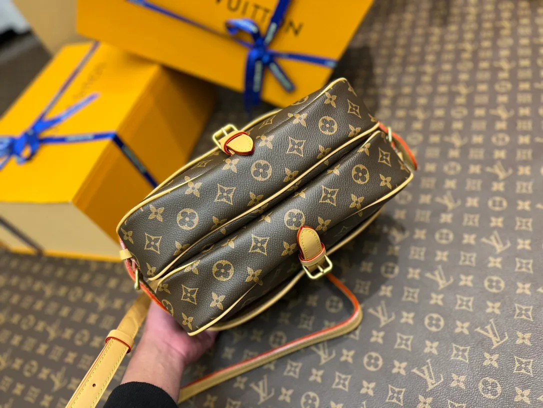 💰1060 Top original order M40710 presbyopia SAUMUR medium handbag M42256 second-hand messenger bag Gemini handbag The Saumur medium handbag made of Monogram canvas shows the natural elegance of Louis Vuitton. Carry it casually across the body for a more fashionable look, and the exquisite cowhide trim outlines a very feminine appearance. Dimensions: 28x11x20cm.