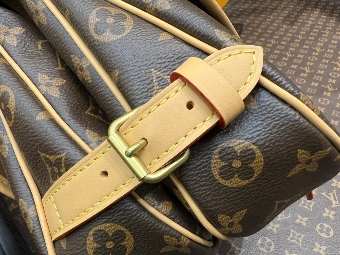 💰1060 Top original order M40710 presbyopia SAUMUR medium handbag M42256 second-hand messenger bag Gemini handbag The Saumur medium handbag made of Monogram canvas shows the natural elegance of Louis Vuitton. Carry it casually across the body for a more fashionable look, and the exquisite cowhide trim outlines a very feminine appearance. Dimensions: 28x11x20cm.