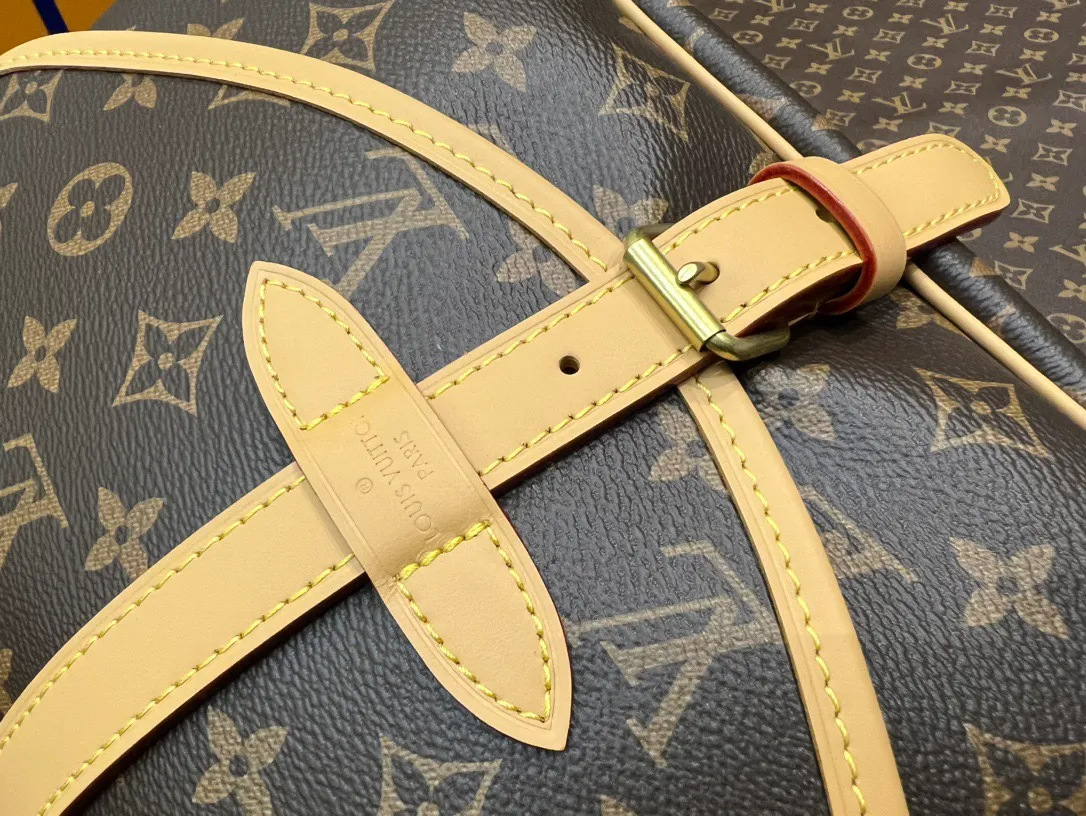 💰1060 Top original order M40710 presbyopia SAUMUR medium handbag M42256 second-hand messenger bag Gemini handbag The Saumur medium handbag made of Monogram canvas shows the natural elegance of Louis Vuitton. Carry it casually across the body for a more fashionable look, and the exquisite cowhide trim outlines a very feminine appearance. Dimensions: 28x11x20cm.